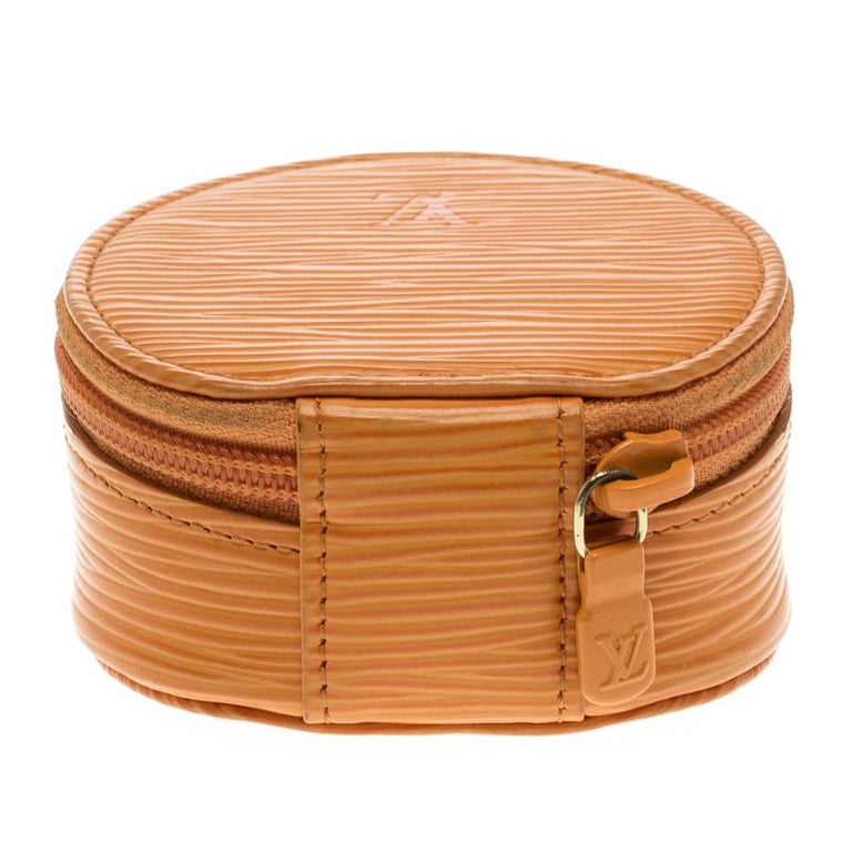 Fashionistas naturally like to travel in style and at such times only the ideal jewelry case will do. Crafted from beautiful mandarin epi leather it flaunts a structured design. The zip closure opens to an Alcantara lined interior and will safely
