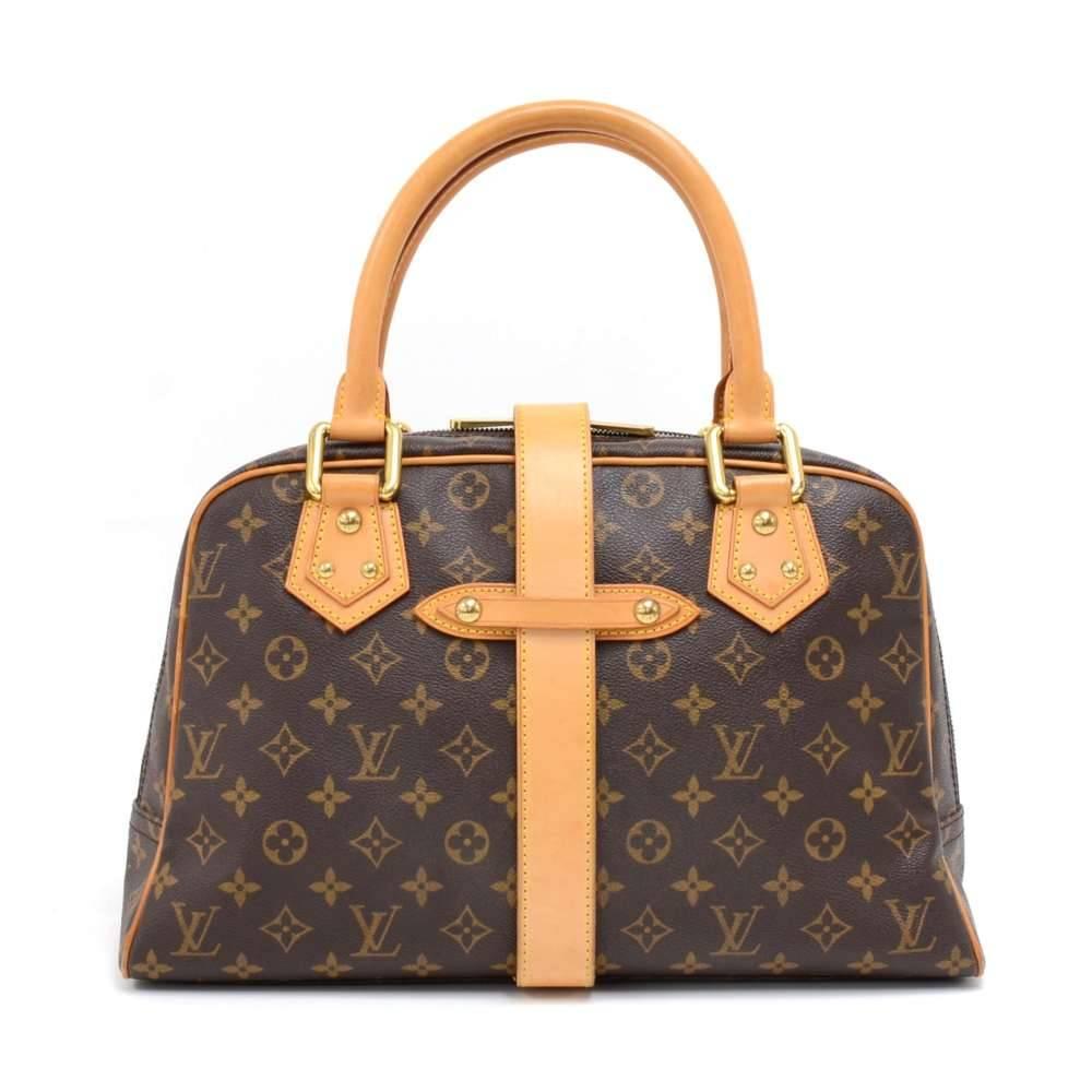 Louis Vuitton Manhattan GM in monogram canvas and lovely gold-tone details. Zipper closure and secured with a stylish front belt. The front has two large flap pockets.  Inside is very spacious with beige alkantra lining and has one slip pocket.  Can