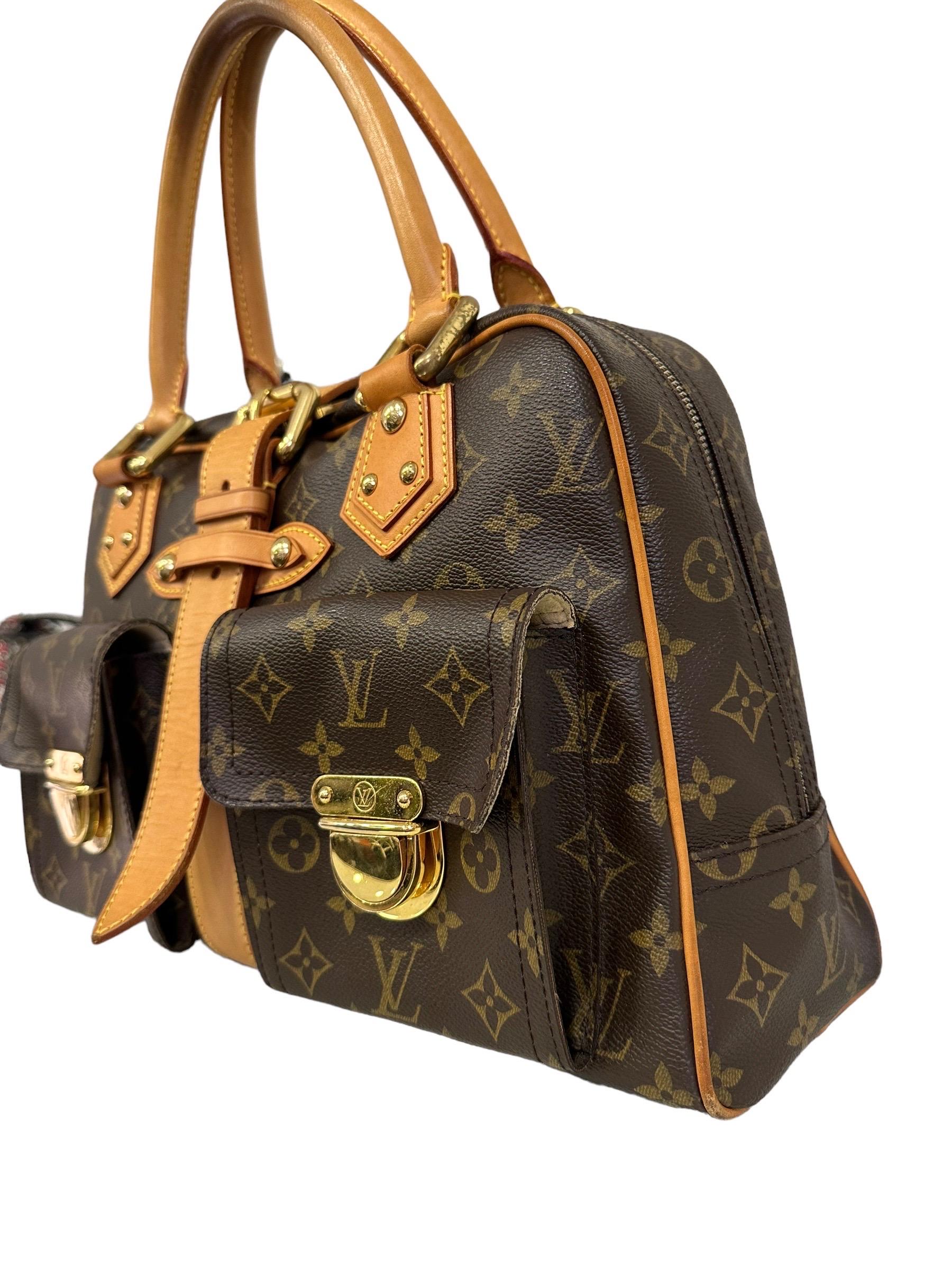 460 / 5.000
Risultati della traduzione
Risultato di traduzione
Louis Vuitton signed bag, Manhattan model, size GM, made in monogram canvas with cowhide inserts and gold hardware. Equipped with a zip closure and a central belt with buckle. It has two