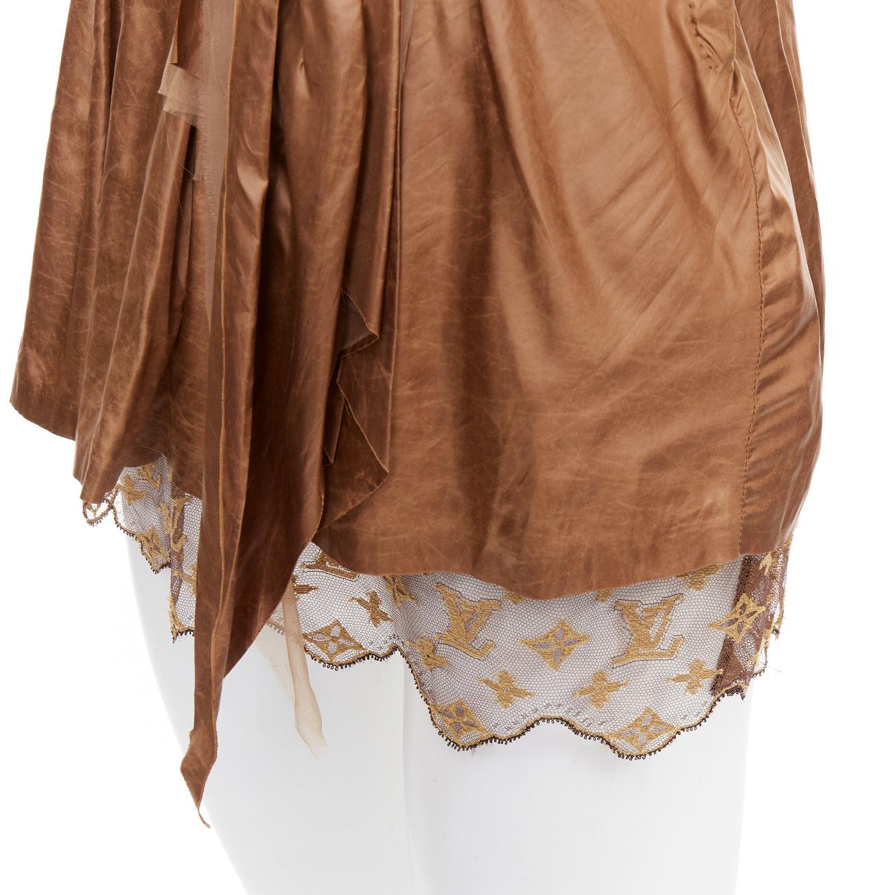 LOUIS VUITTON Marc Jacobs bronze monogram silk lace rosette wrap top FR38 M
Reference: CC/A00434
Brand: Louis Vuitton
Designer: Marc Jacobs
Material: Polyester, Silk
Color: Bronze, Brown
Pattern: Monogram
Closure: Snap Buttons
Lining: Brown