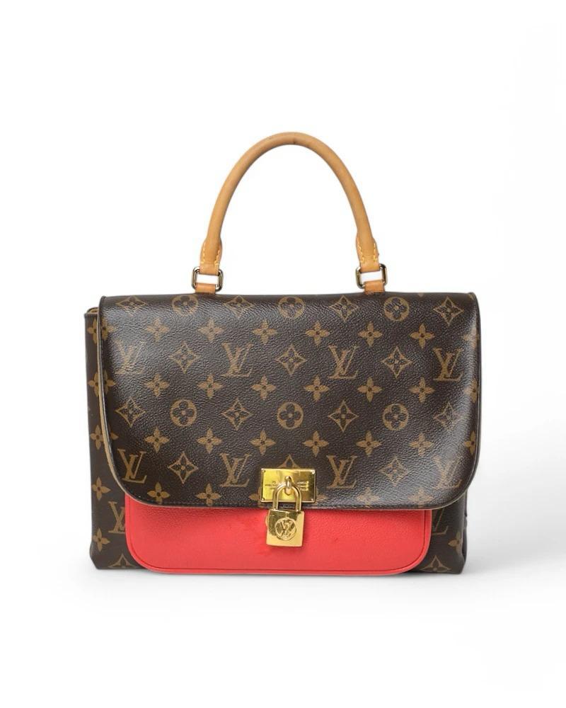 Borsa firmata Louis Vuitton, modello Marignan nella misura MM, realizzata in tela marrone nella classica fantasia monogram con inserti rossi e hardware dorati. Dotata di una patta con chiusura a bottone calamitato, internamente rivestita in tessuto