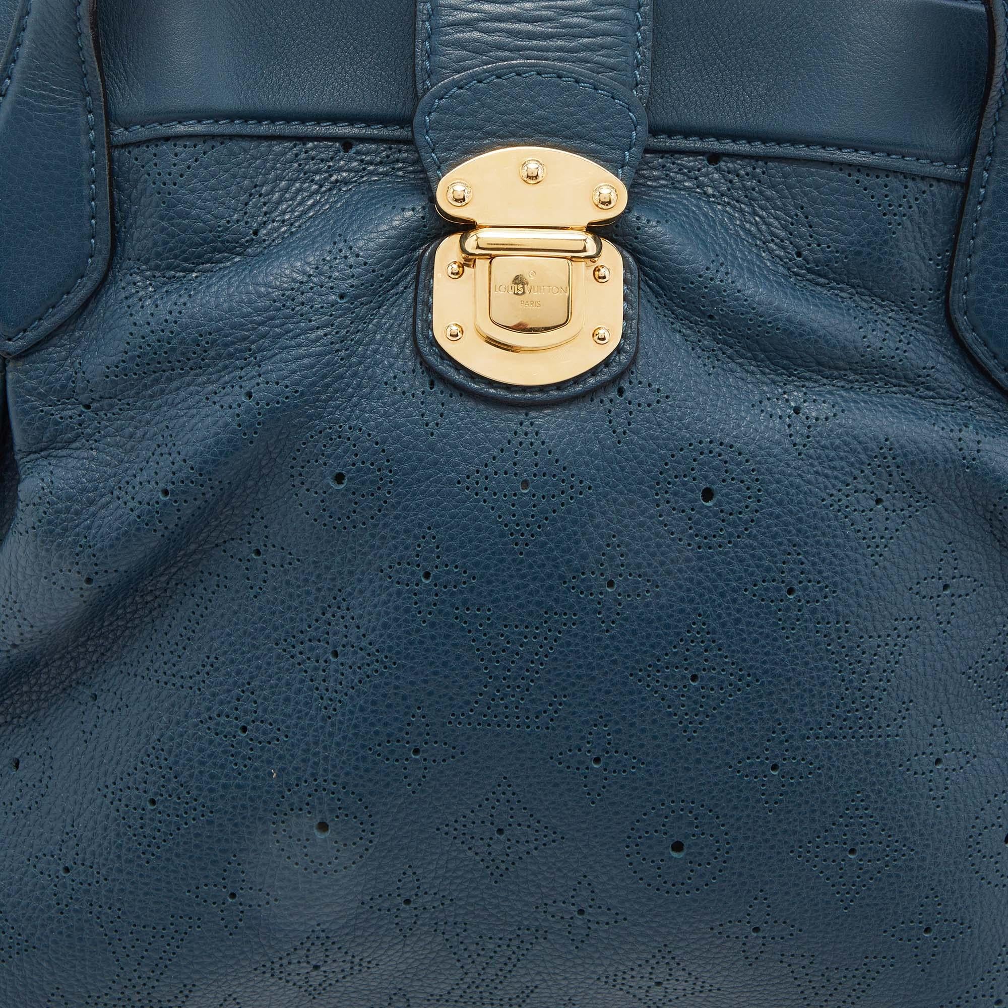 Louis Vuitton - Sac « Mahina » en cuir Cirrus avec monogramme, marine en vente 5