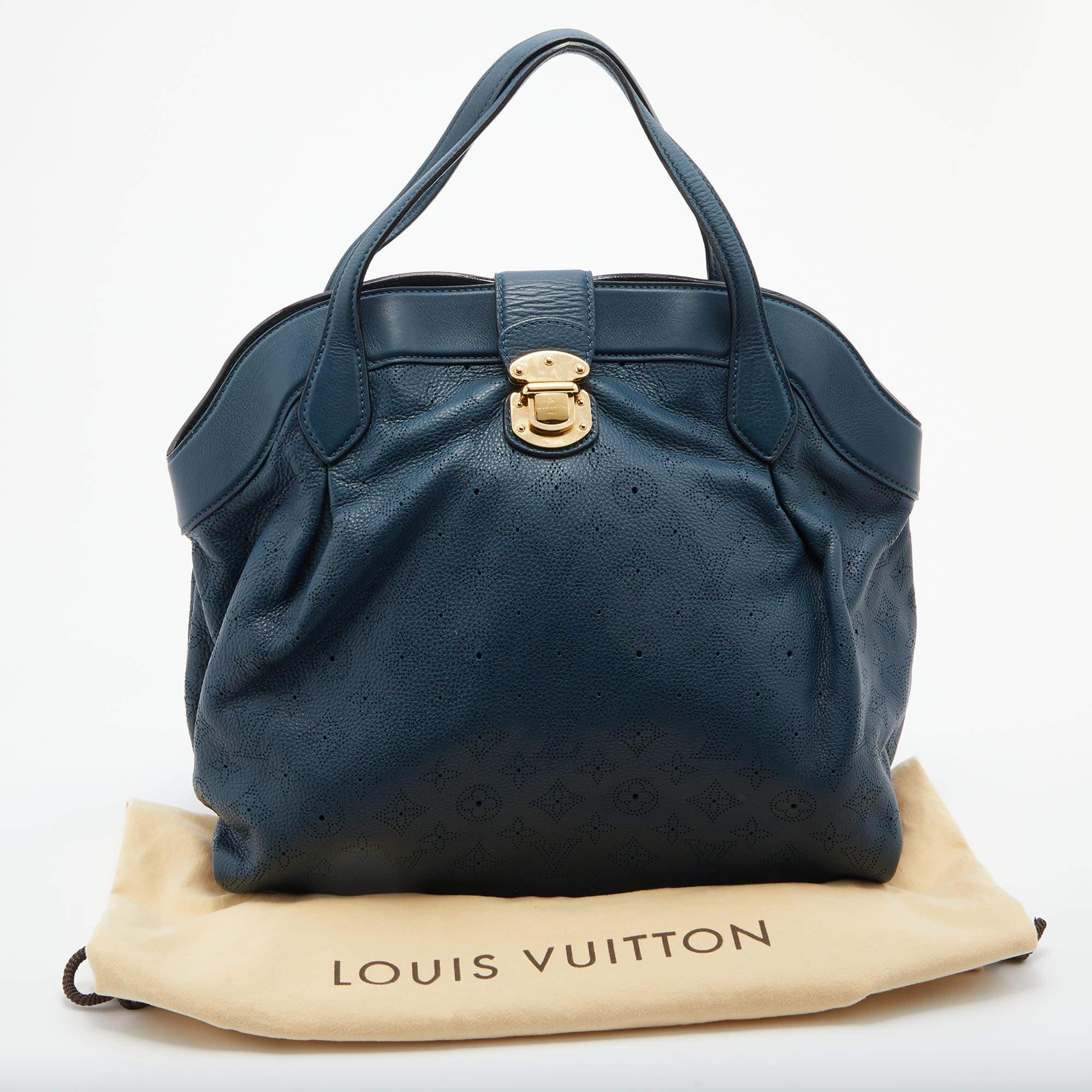 Louis Vuitton - Sac « Mahina » en cuir Cirrus avec monogramme, marine en vente 7