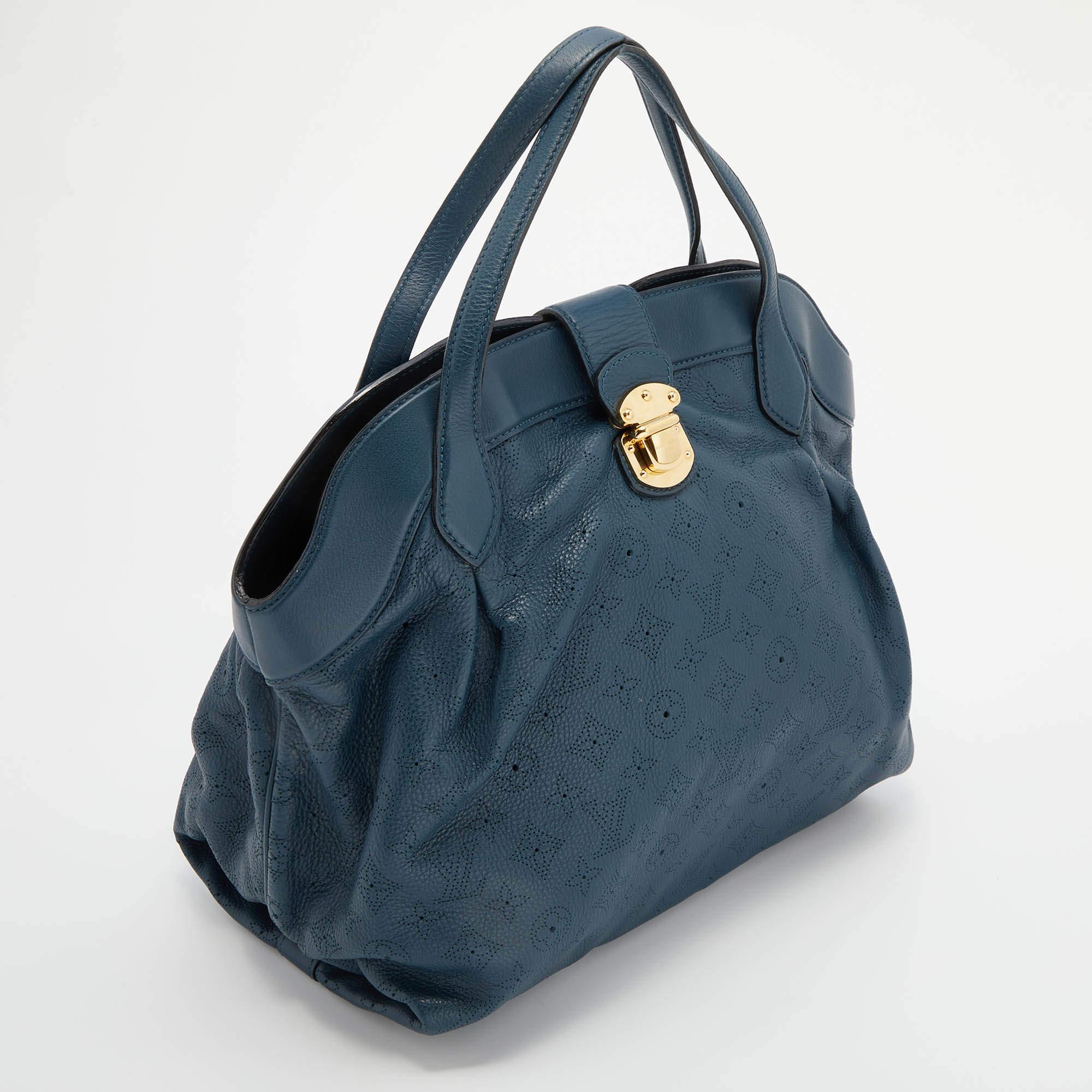 Louis Vuitton Marine Monogram Mahina Leather Cirrus MM Bag In Good Condition For Sale In Dubai, Al Qouz 2