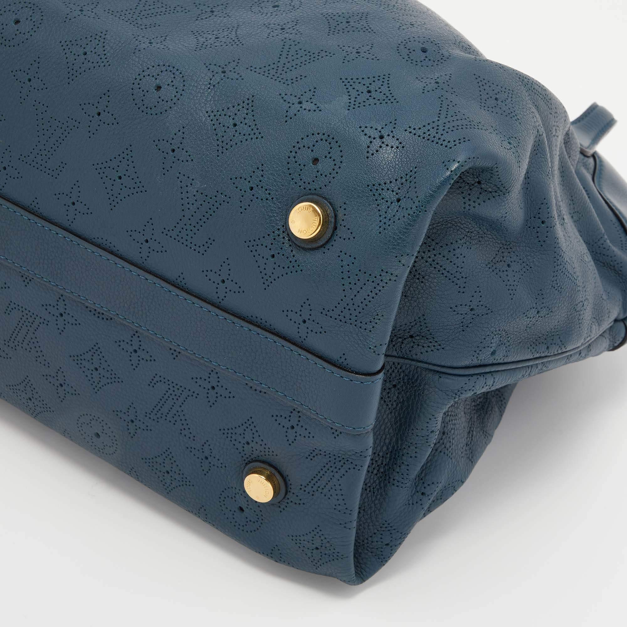 Louis Vuitton - Sac « Mahina » en cuir Cirrus avec monogramme, marine Pour femmes en vente