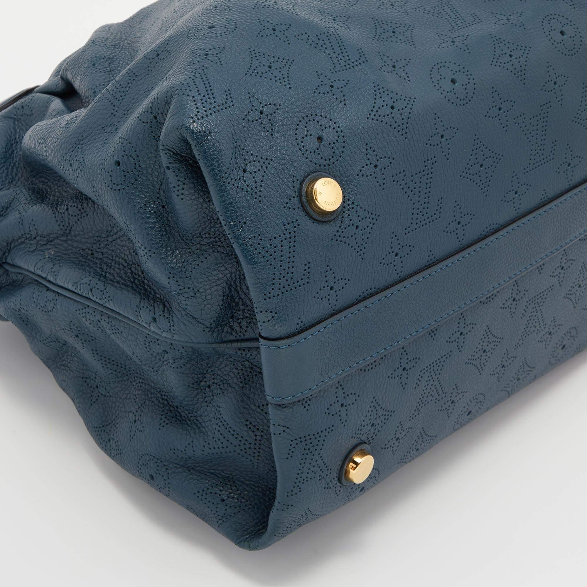 Louis Vuitton - Sac « Mahina » en cuir Cirrus avec monogramme, marine en vente 3