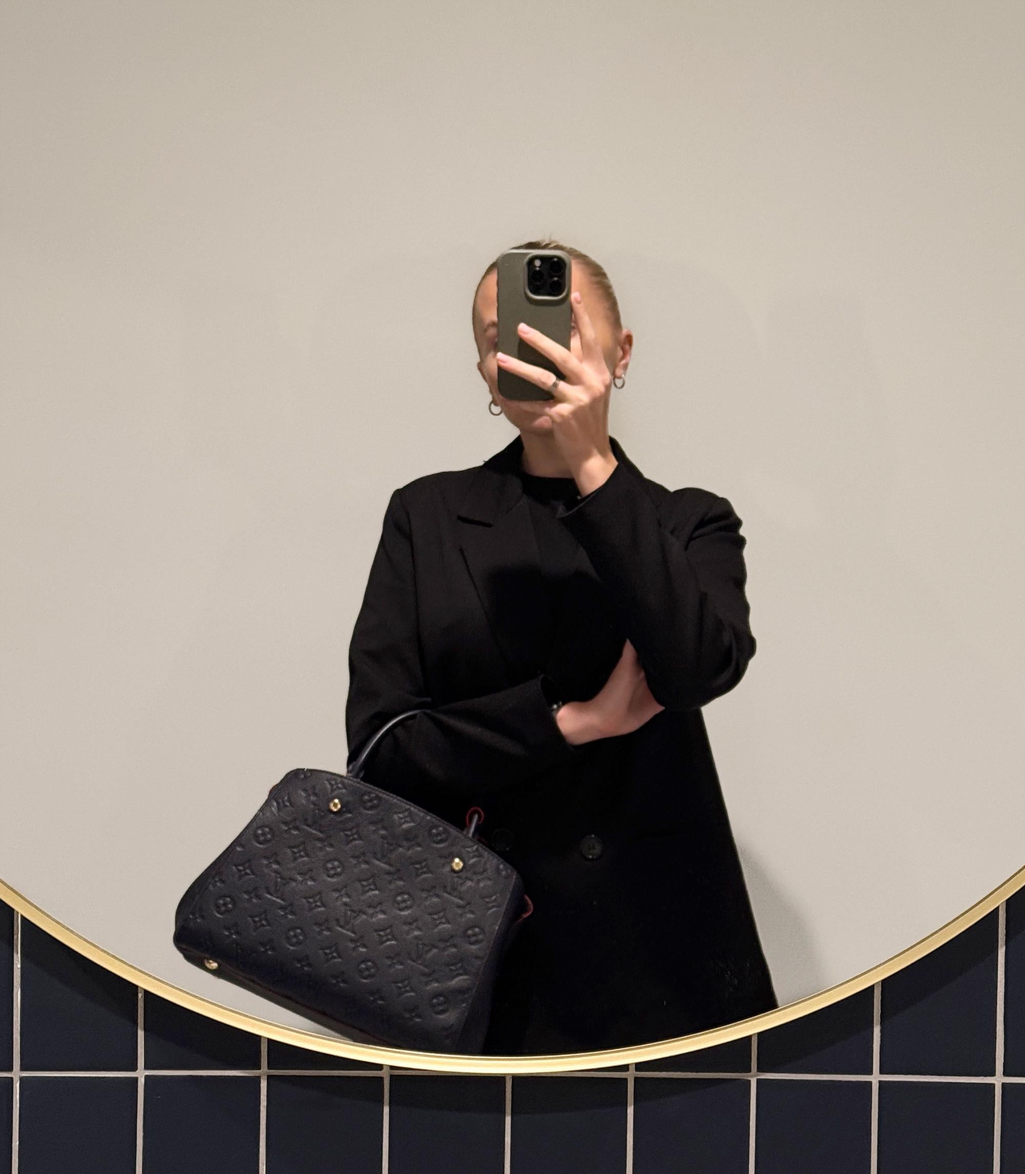 Louis Vuitton Marine Rouge Monogram Empreinte Leather Montaigne MM

Dettagli del prodotto
Xupes Ref: CB1418
Marchio: Louis Vuitton
Model: Montaigne MM
Tipo: Tote, Spalla
Numero di serie: TR2177
Età: 2017
Accompagnato da: Louis Vuitton Dust Bag,