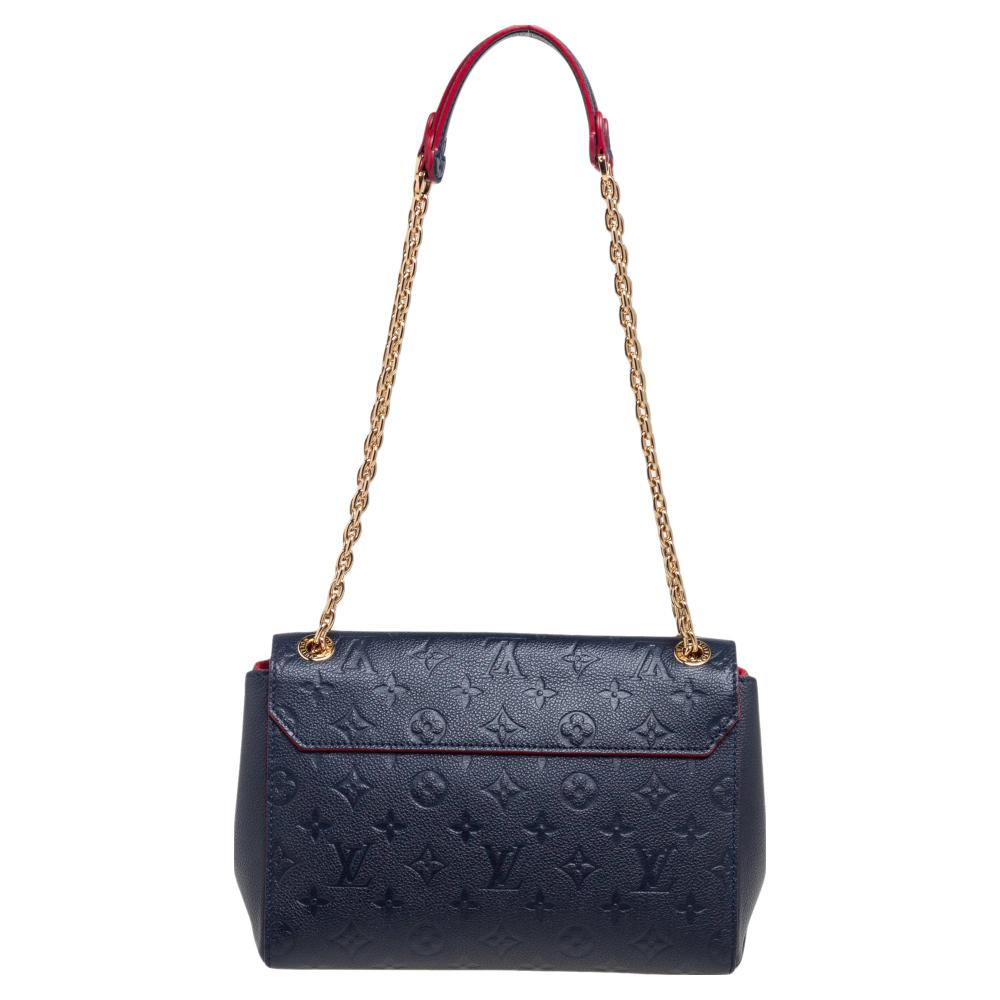 Louis Vuitton's handbags are popular owing to their high style and functionality. This Vavin bag, like all the other handbags, is durable and stylish. Crafted from Monogram Empreinte leather, the bag can be paraded using the chainlink shoulder