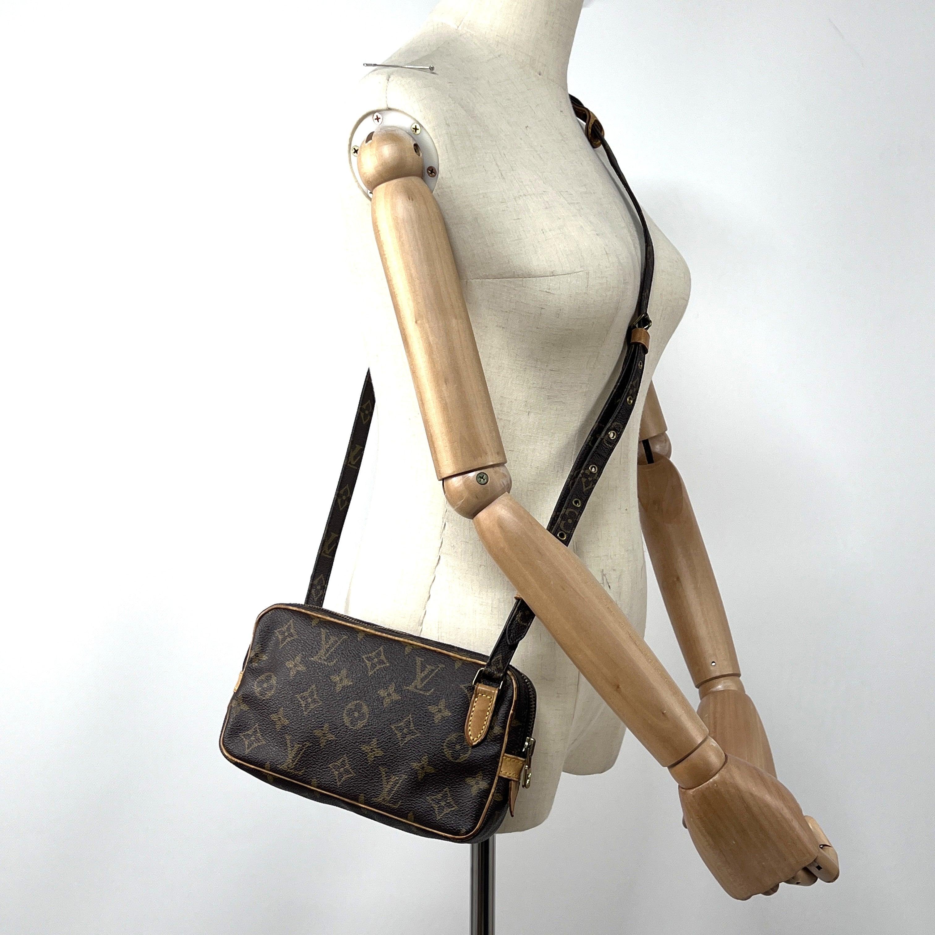 Marly crossbody in monogram canvas with gold-tone hardware. Zip closure; compact main compartment. Date code TH0930 (1990), made in France. Condition: excellent. Dimensions: 22 × 12 × 4 cm.