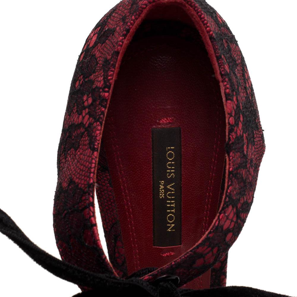 Louis Vuitton Maroon Satin And Black Lace Pearl Embellished Heel Pumps Size 39.5 In Fair Condition In Dubai, Al Qouz 2