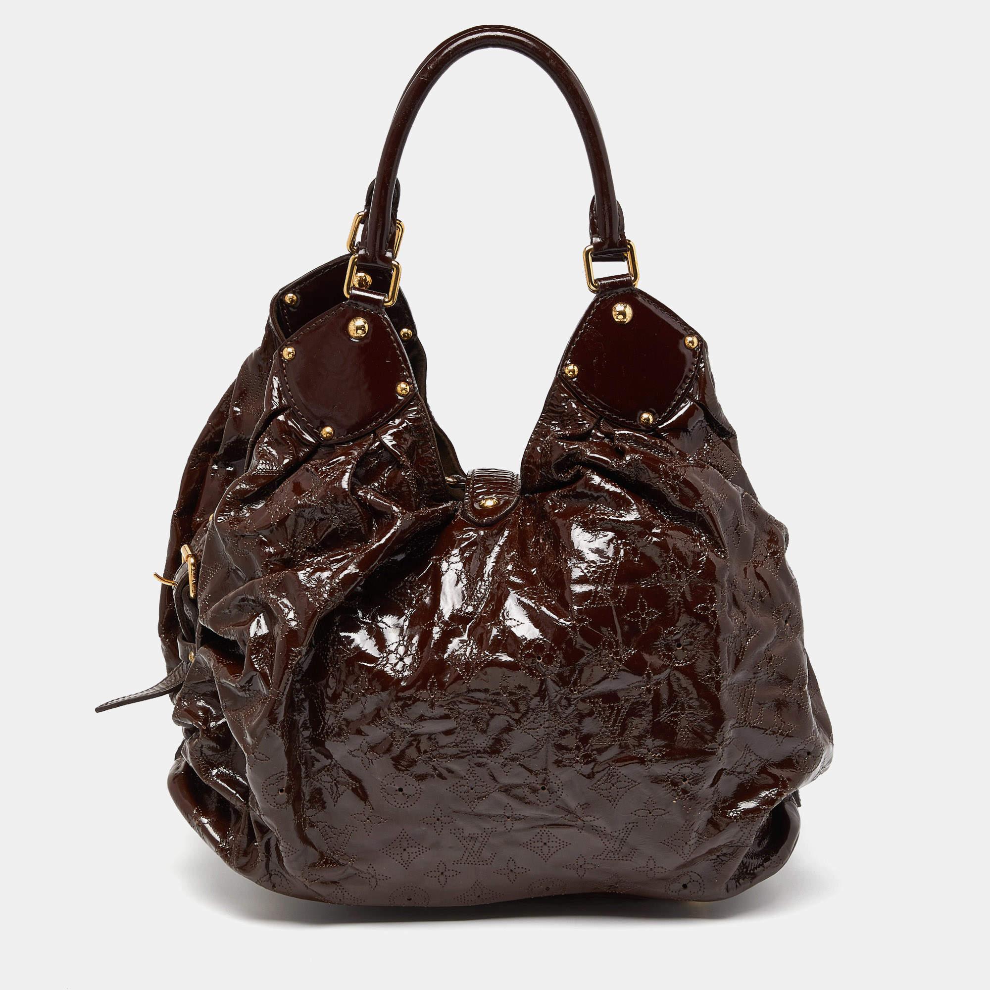 This LV bag is a result of blending high crafting skills with a practical design. It arrives with a durable exterior completed by luxe detailing. It is an accessory that you can count on.

