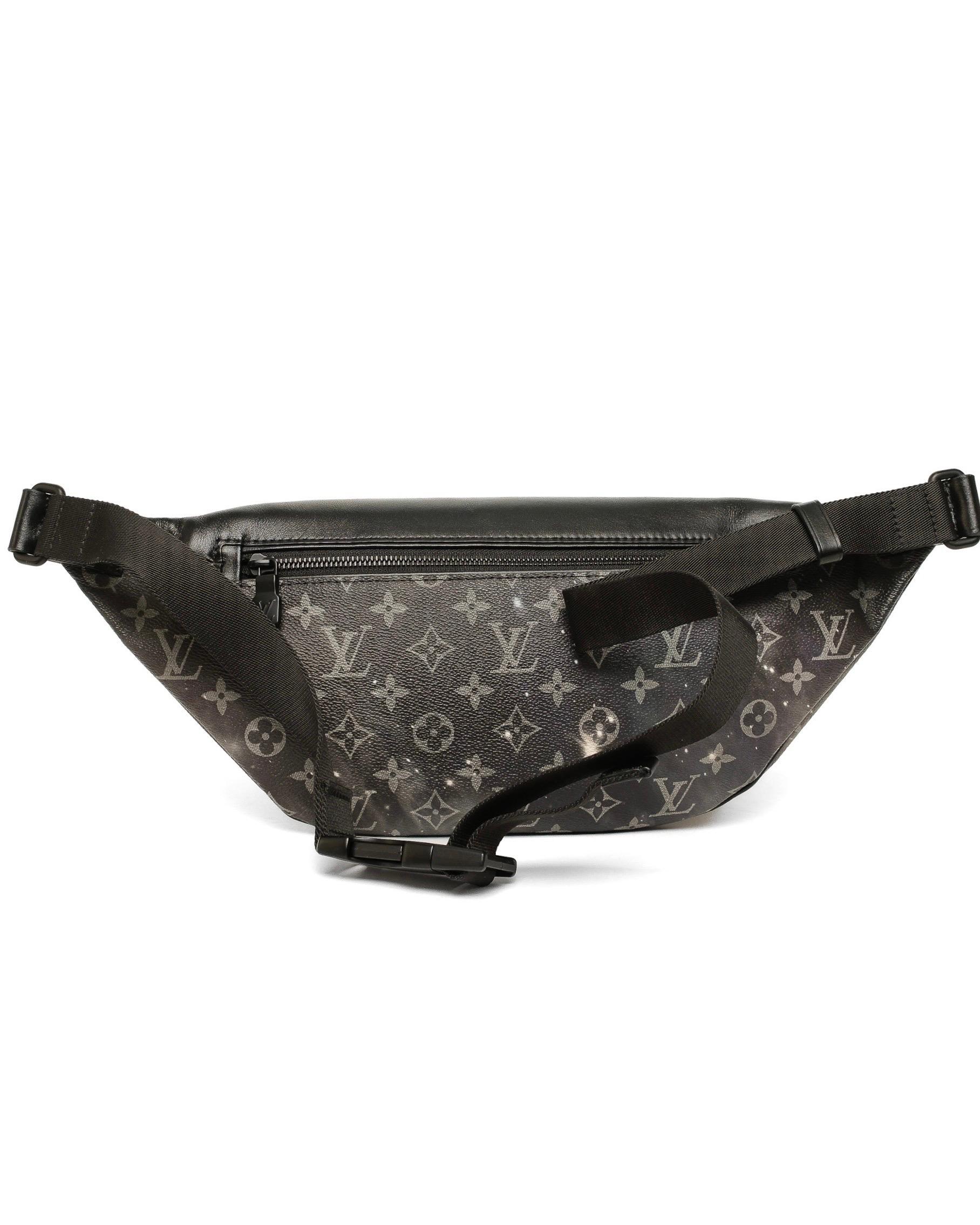 Louis Vuitton Marsupio Discovery PM Galaxy Monogramme  en vente 3