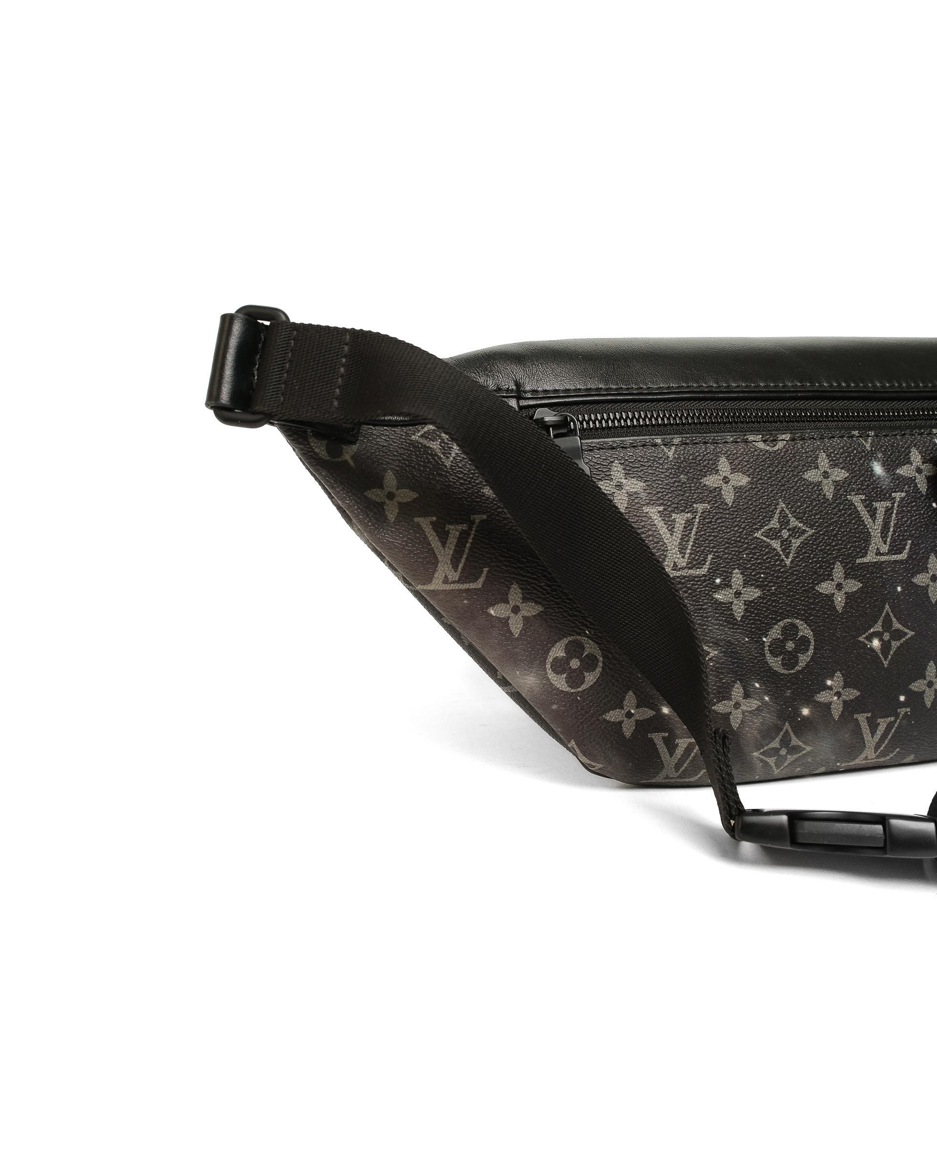 Louis Vuitton Marsupio Discovery PM Galaxy Monogram  For Sale 4