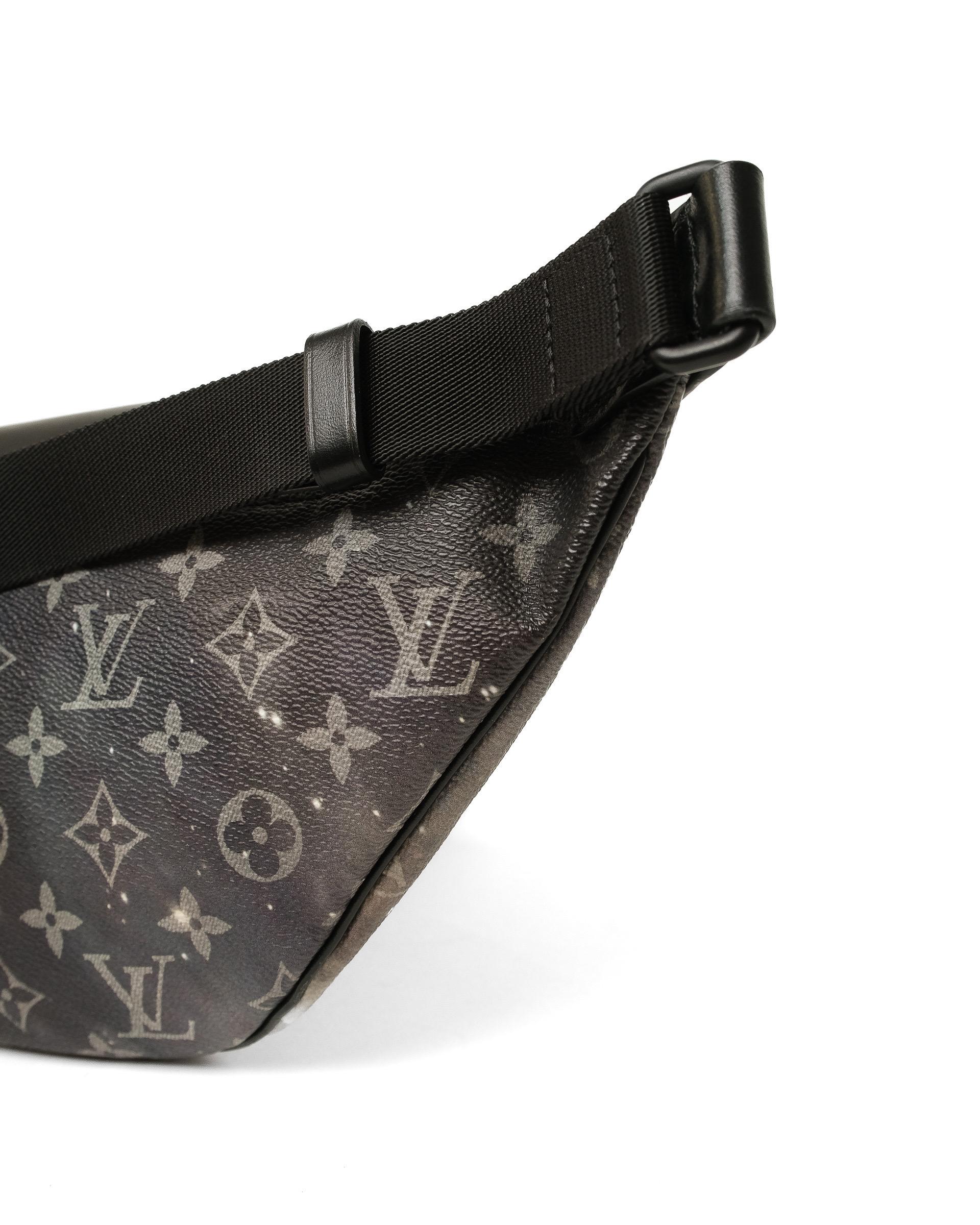 Louis Vuitton Marsupio Discovery PM Galaxy Monogram  For Sale 5