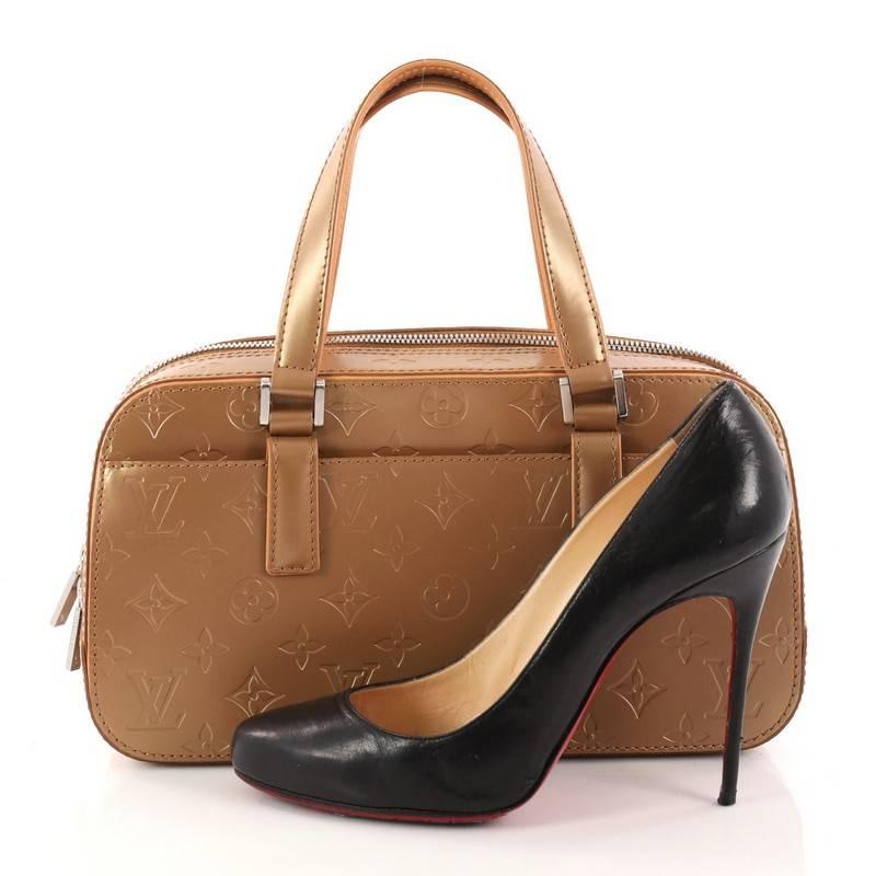 This authentic Louis Vuitton Mat Shelton Handbag Monogram Vernis is made for everyday use. Crafted in gold mat monogram vernis leather, this bag features dual flat leather handles, exterior front slip pocket, and matte silver-tone hardware accents.