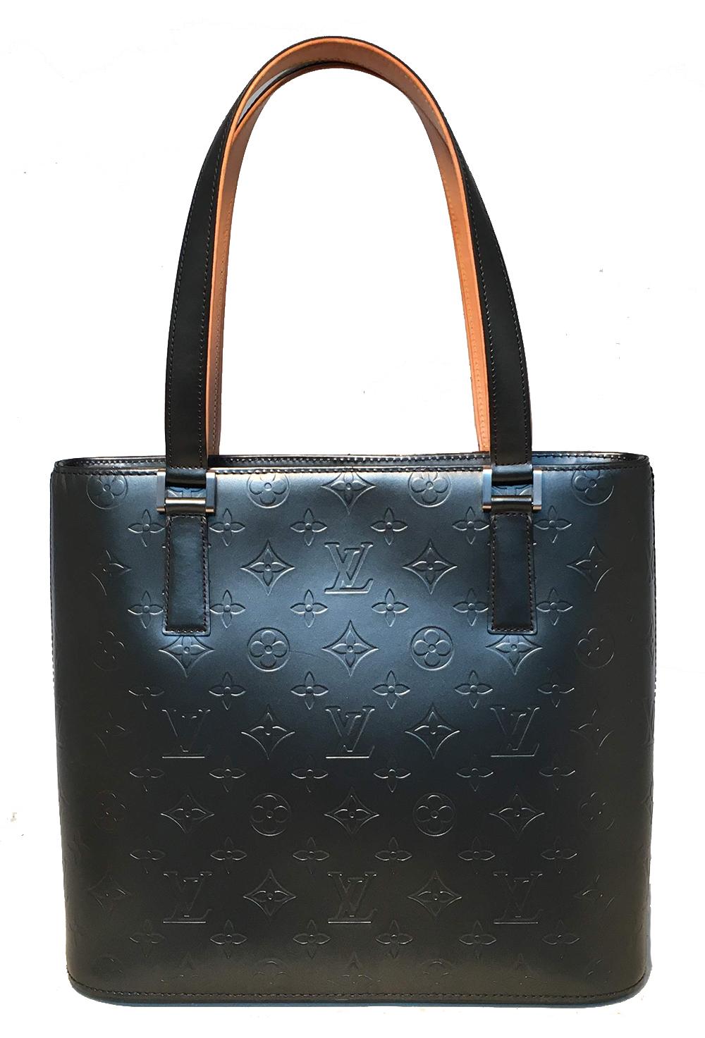 Louis Vuitton Matte Grey Vernis Houston Tasche in ausgezeichnetem Zustand. Mattes, dunkelgraues, geprägtes Vernis-Leder, mit hellbraunem Leder und silbernen Beschlägen versehen. Der Reißverschluss an der Oberseite führt zu einem mit schwarzem Canvas