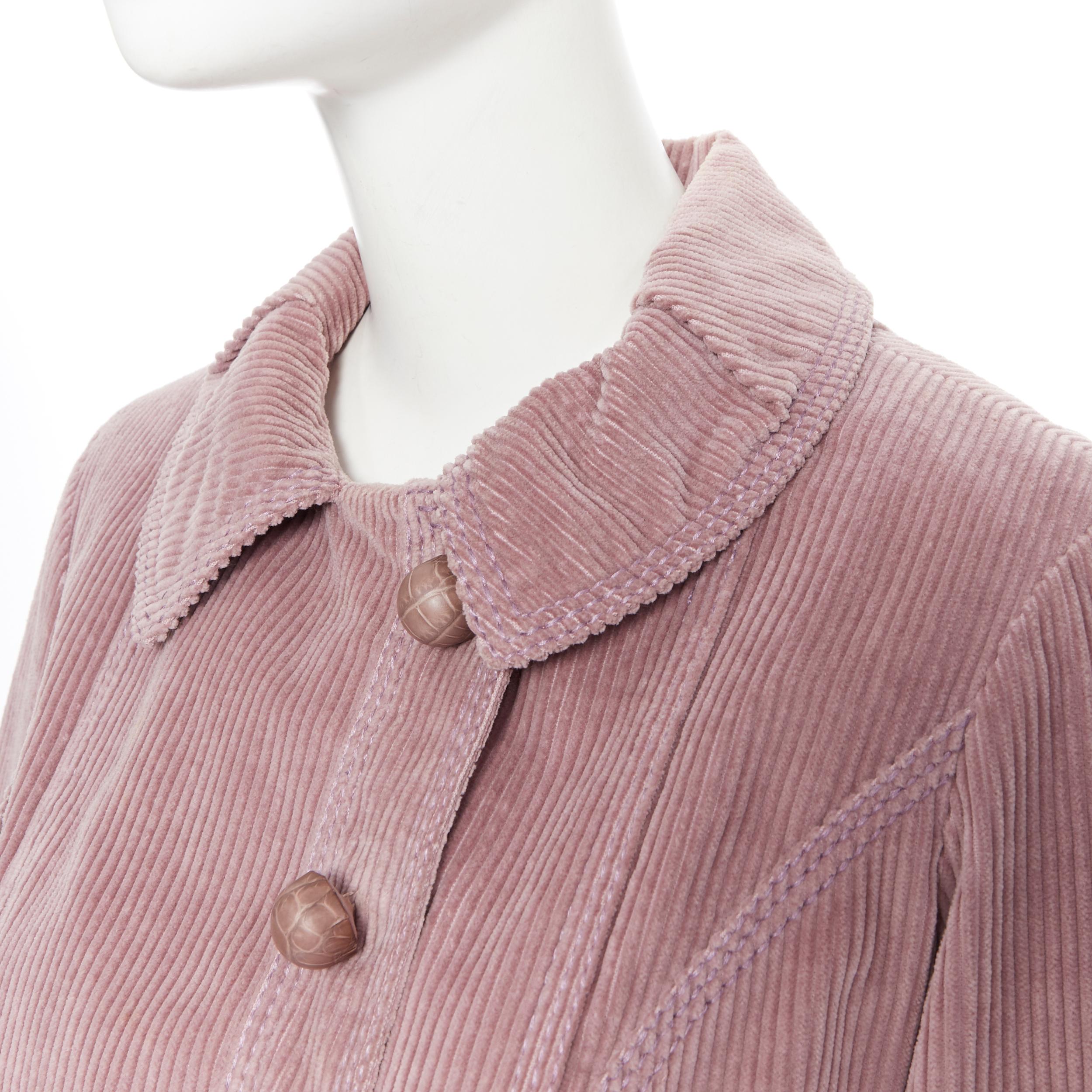 LOUIS VUITTON Giacca casual con bottoni avvolti in pelle di velluto a coste color malva FR36 Riferimento: CC/JACN00385 Marchio: Louis Vuitton Designer: Marc Jacobs Materiale: Cotone Colore: Viola Modello: Tinta unita Chiusura: Pulsante Made in: