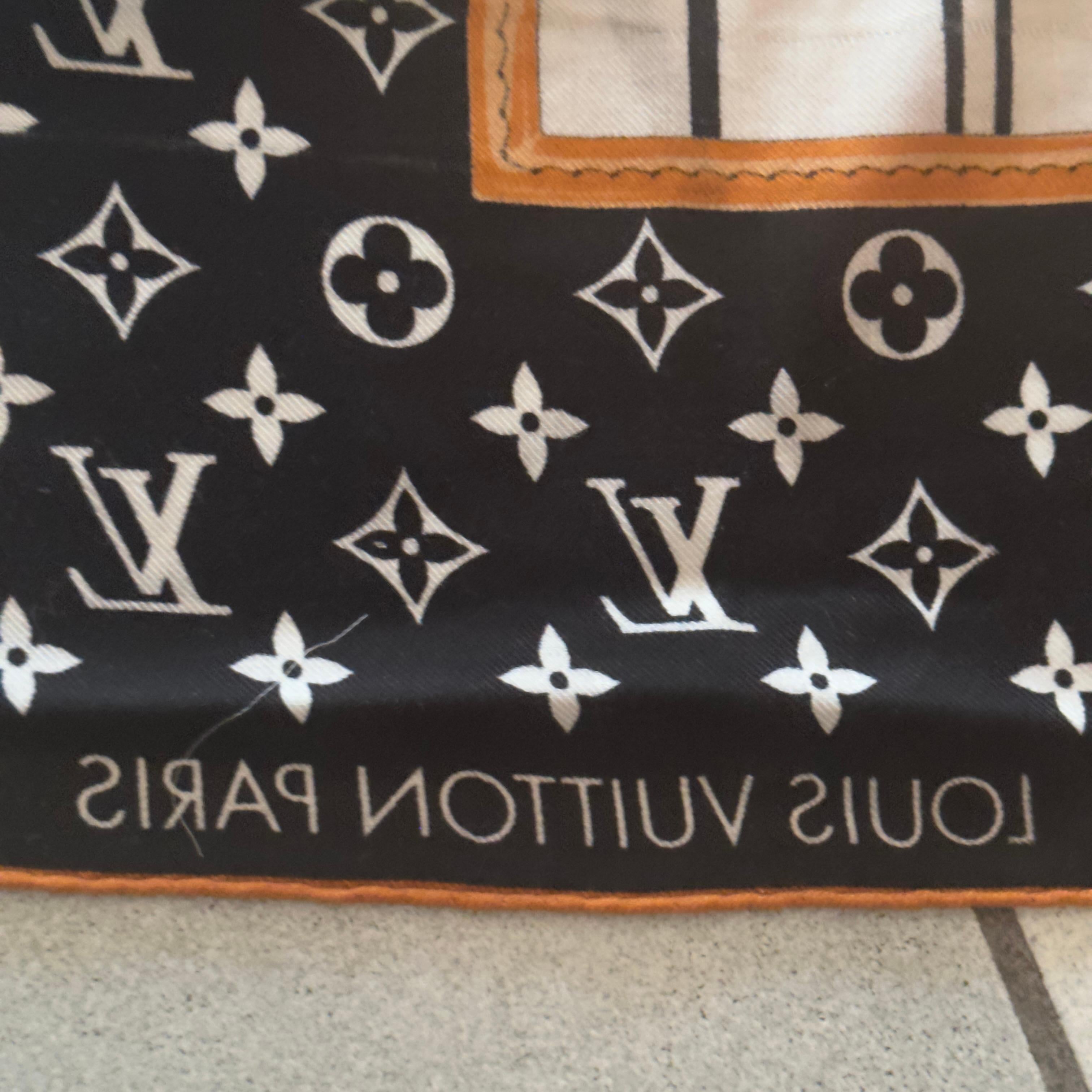 Maxi pañuelo Louis Vuitton 'Articles de Voyage' con estampado de maleta y monograma en venta 11