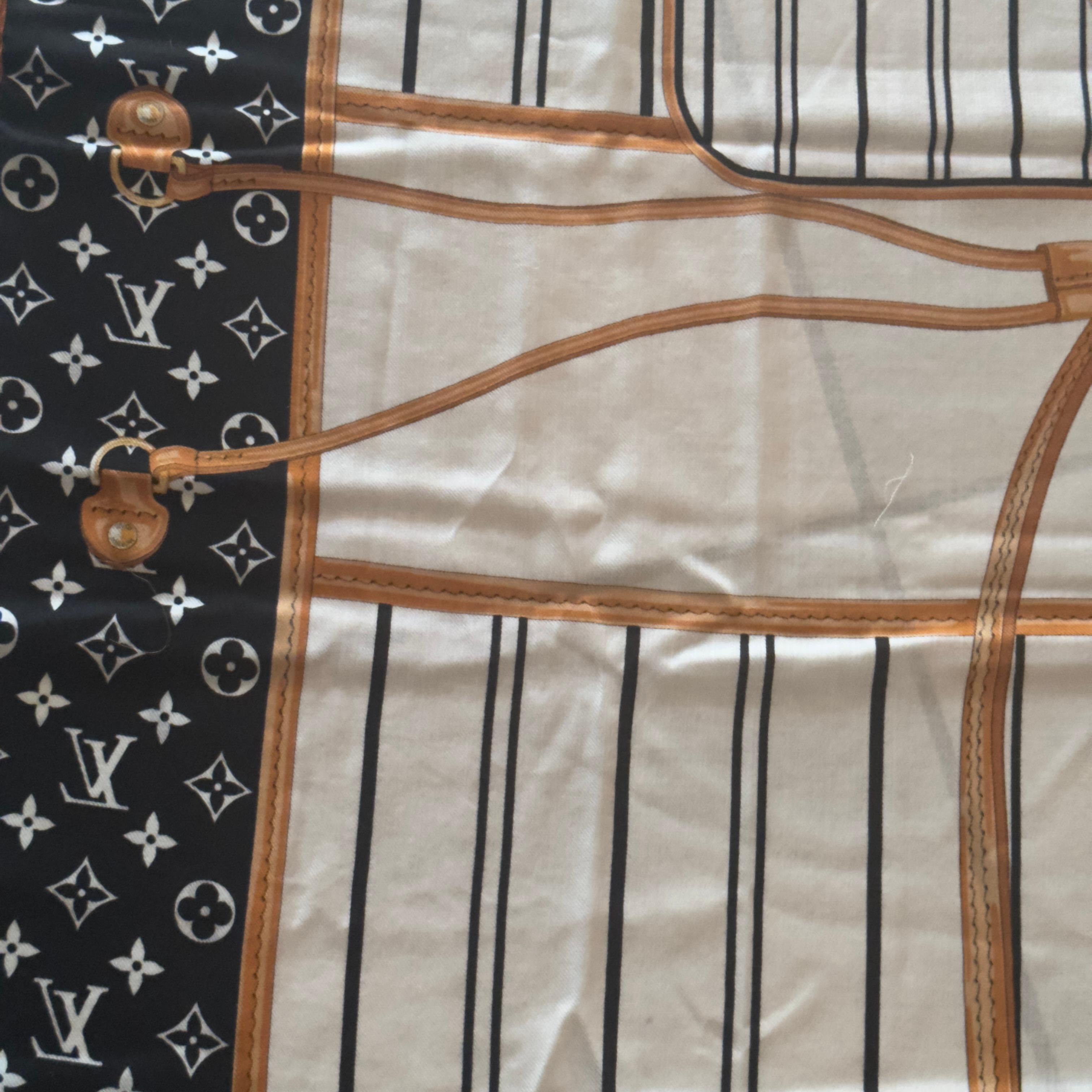 Maxi pañuelo Louis Vuitton 'Articles de Voyage' con estampado de maleta y monograma en venta 13