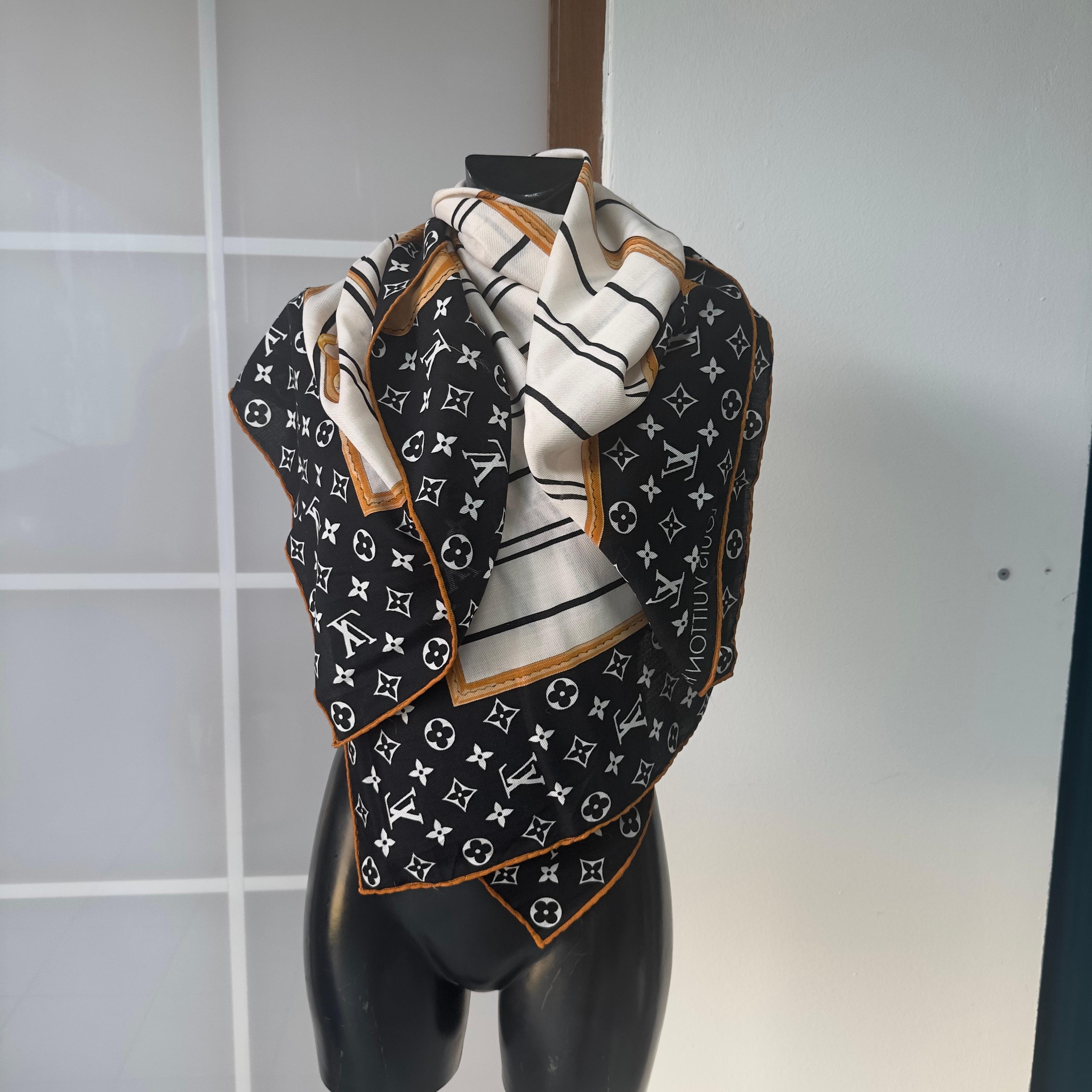 Maxi pañuelo Louis Vuitton 'Articles de Voyage' con estampado de maleta y monograma en Excelente estado para la venta en Basaluzzo, IT