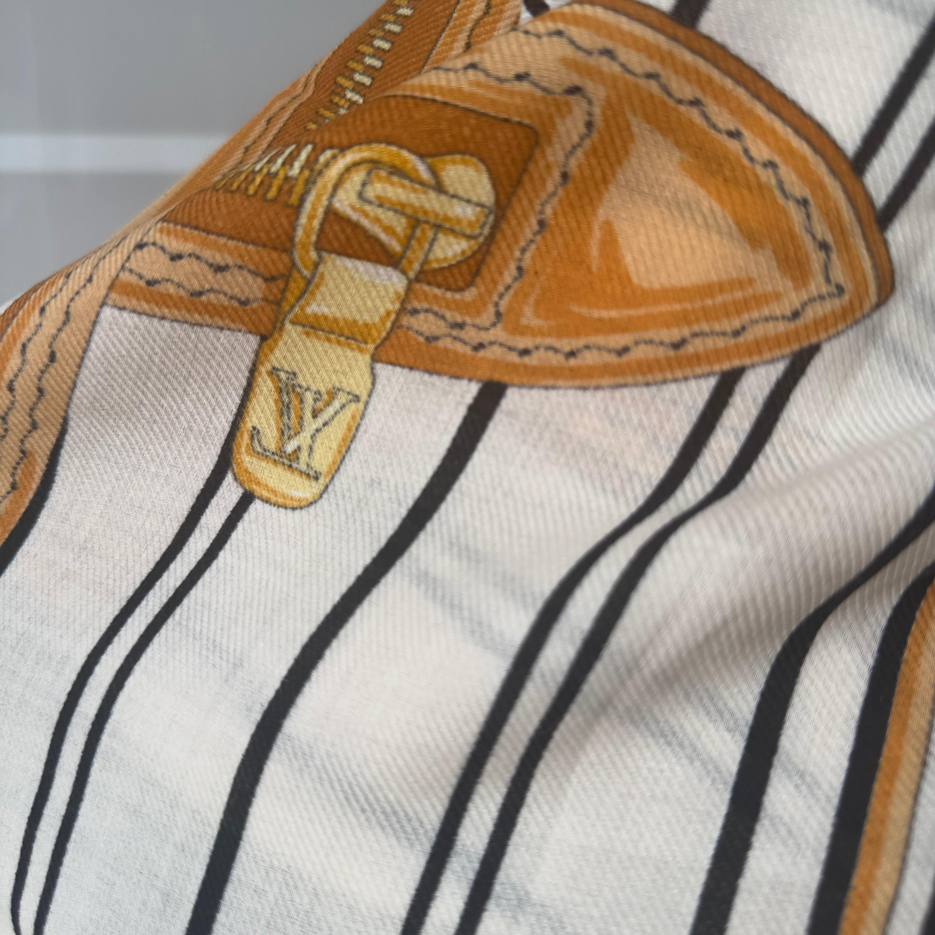 Maxi pañuelo Louis Vuitton 'Articles de Voyage' con estampado de maleta y monograma en venta 3
