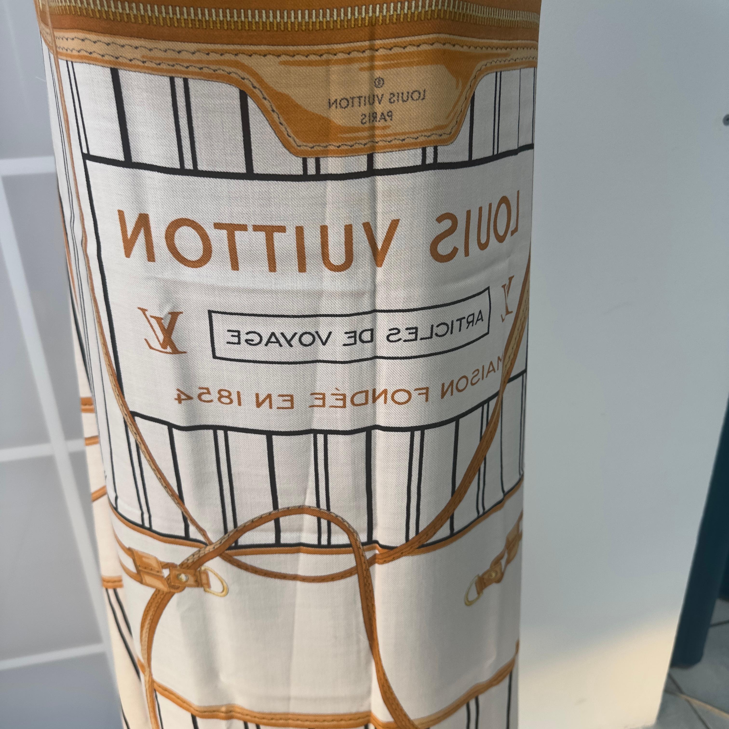 Maxi pañuelo Louis Vuitton 'Articles de Voyage' con estampado de maleta y monograma en venta 4