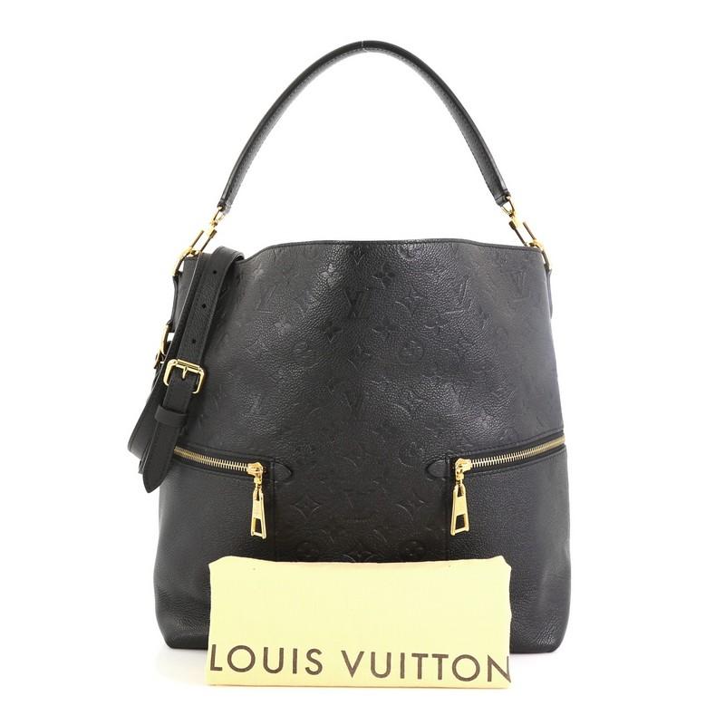 Die Louis Vuitton Melie Handtasche Monogram Empreinte Leather ist aus schwarzem Monogram Empreinte Leder gefertigt und verfügt über einen einzelnen Ledergriff mit Schlaufe:: zwei seitliche Reißverschlusstaschen und goldfarbene Beschläge. Die weite