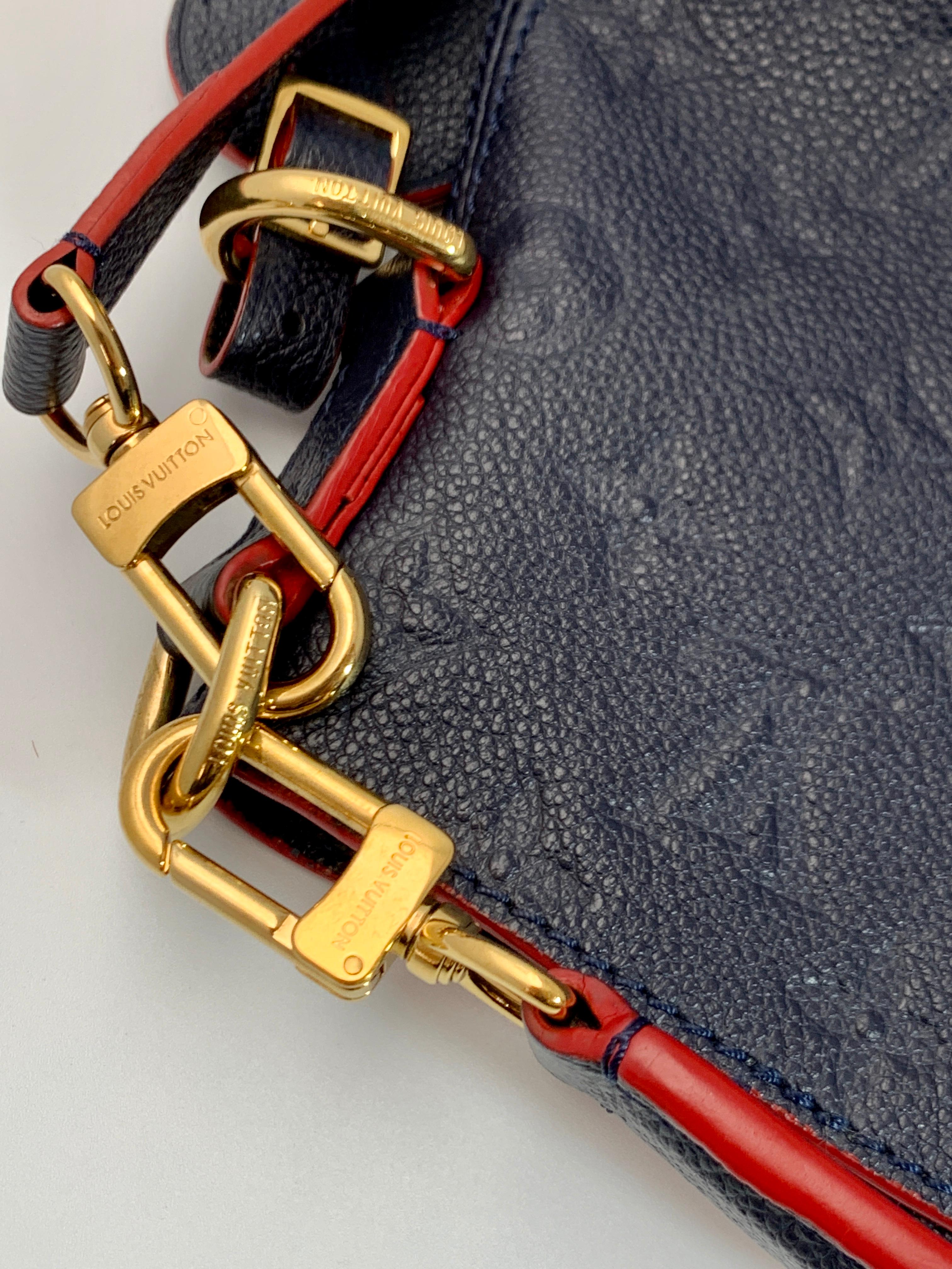 Sac hobo Melie Empreinte Louis Vuitton en cuir bleu marine avec monogramme, dans sa boîte 6