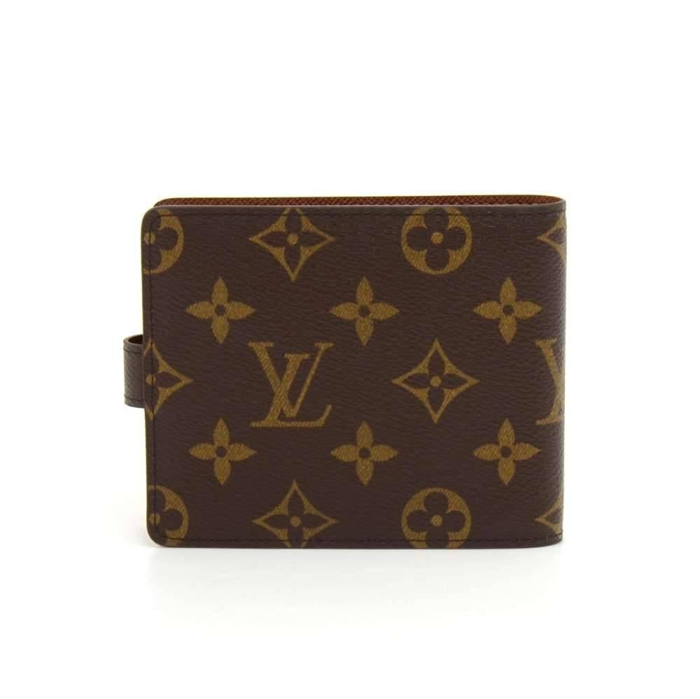 Louis Vuitton Memo Pad and cover in monogram canvas. It has a stud button closure. Inside, there is one triangular slot to hold cards and another slot where the memo pad is secured. The memo pad has gold gilded edges and 