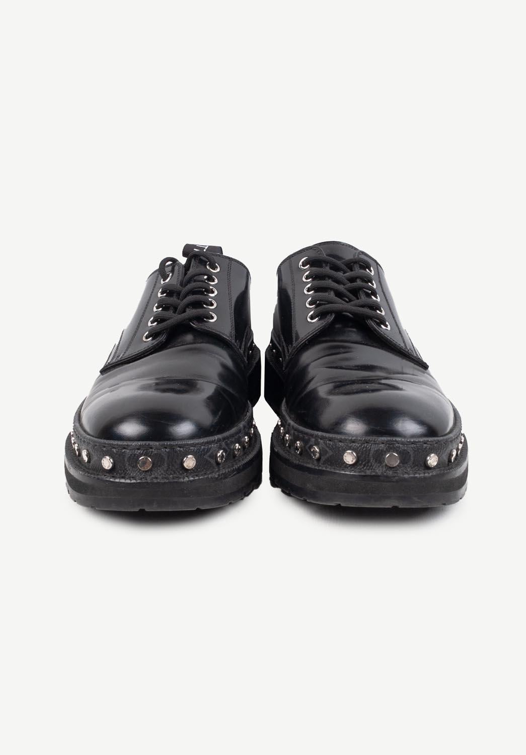 Item for sale is 100% genuine Louis Vuitton Men Shoes Size 9 S277
Color: Black
(An actual color may a bit vary due to individual computer screen interpretation)
Material: Leather
Tag size: 9, EUR43 
These shoes are great quality item. Rate 9 of 10,