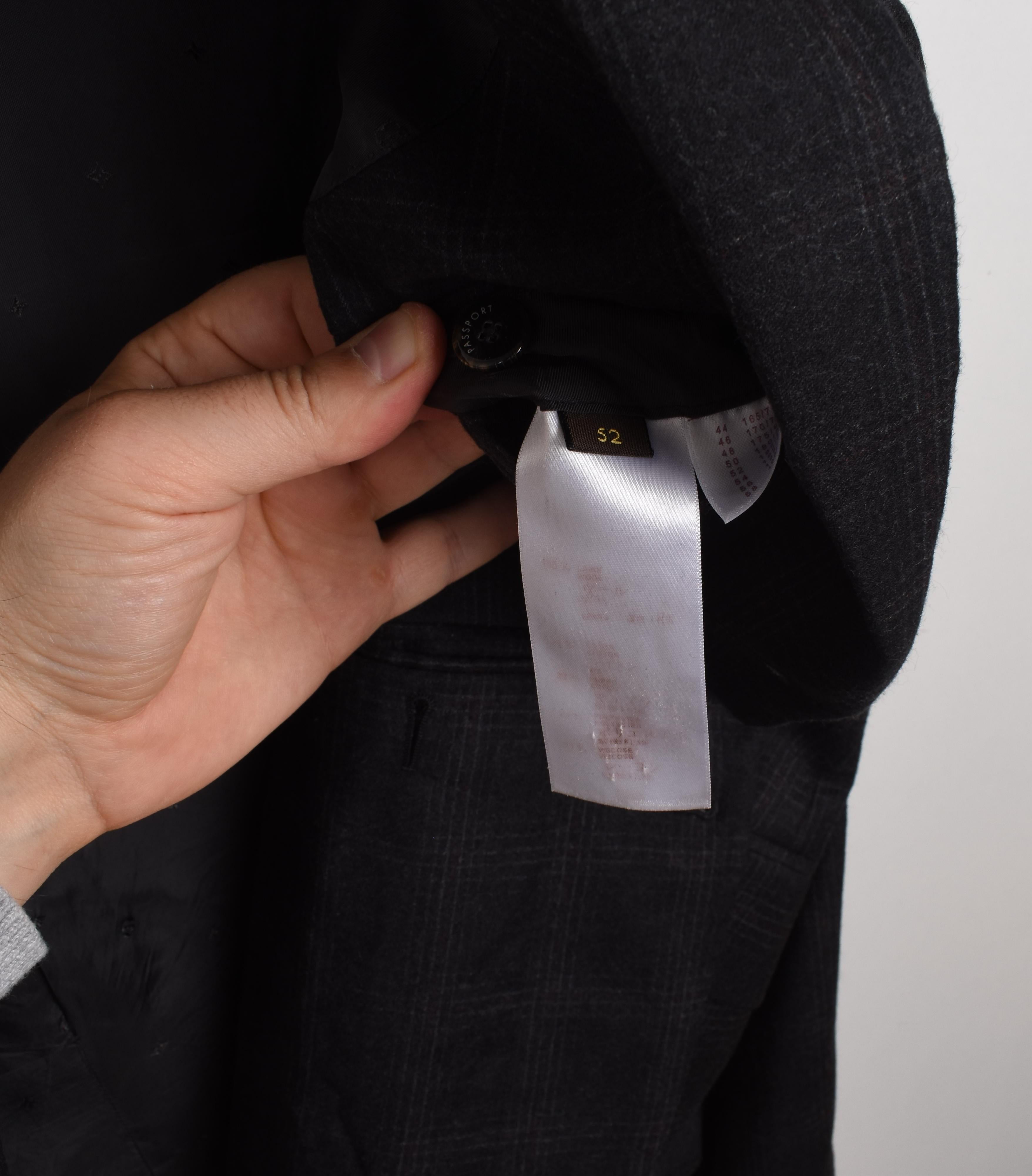 Controlla le mie altre inserzioni. Ho molti altri abiti firmati in vendita. Aperto a qualsiasi offerta.
L'articolo in vendita è una giacca da uomo Suite Checked, S1621, SHE6, autentica al 100% (ho anche dei pantaloni Louis Vuitton che si possono