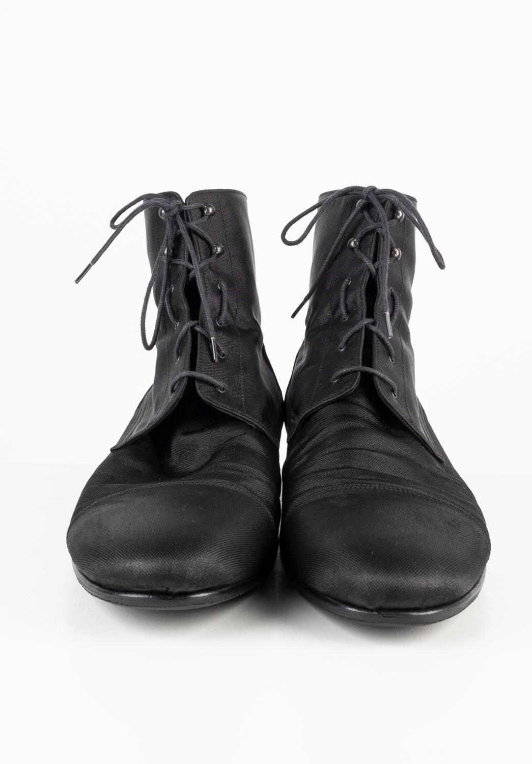 100% authentique Louis Vuitton Military Shoes, S667 
Couleur : noir
(La couleur réelle peut varier légèrement en raison de l'interprétation individuelle de l'écran de l'ordinateur).
Matière : 100% nylon
Taille de l'étiquette : UK10, USA11, EUR 44
