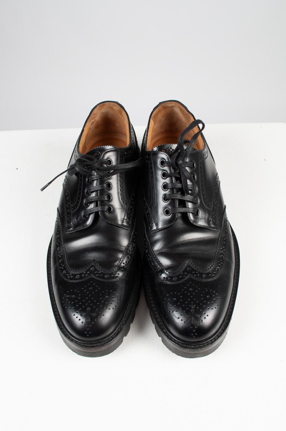 100% genuine Louis Vuitton Oxford Men Shoes, S570
Comes with dustbag.
Color: Back
(An actual color may a bit vary due to individual computer screen interpretation)
Material: Leather,
Tag size: 10USA, UK9, EUR44
These shoes are great quality item.