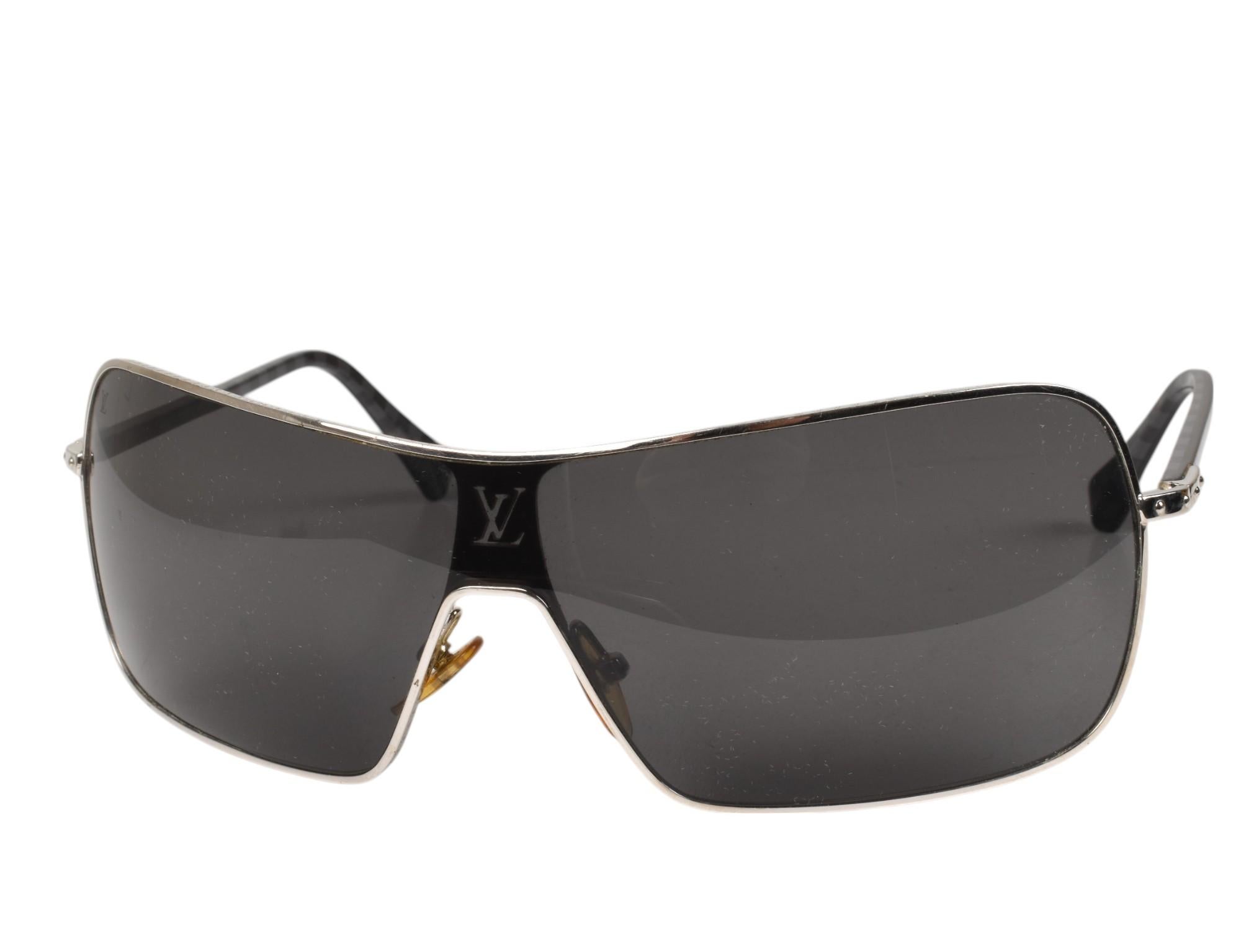 Compruebe mis otros listados. Tiene a la venta mucha más ropa de diseño. Abierto a cualquier oferta.
Artículo en venta 100% original Louis Vuitton Z0195U Gafas de sol para hombre incluye caja, funda guardapolvo y factura, S1396, SE5
Color: negro