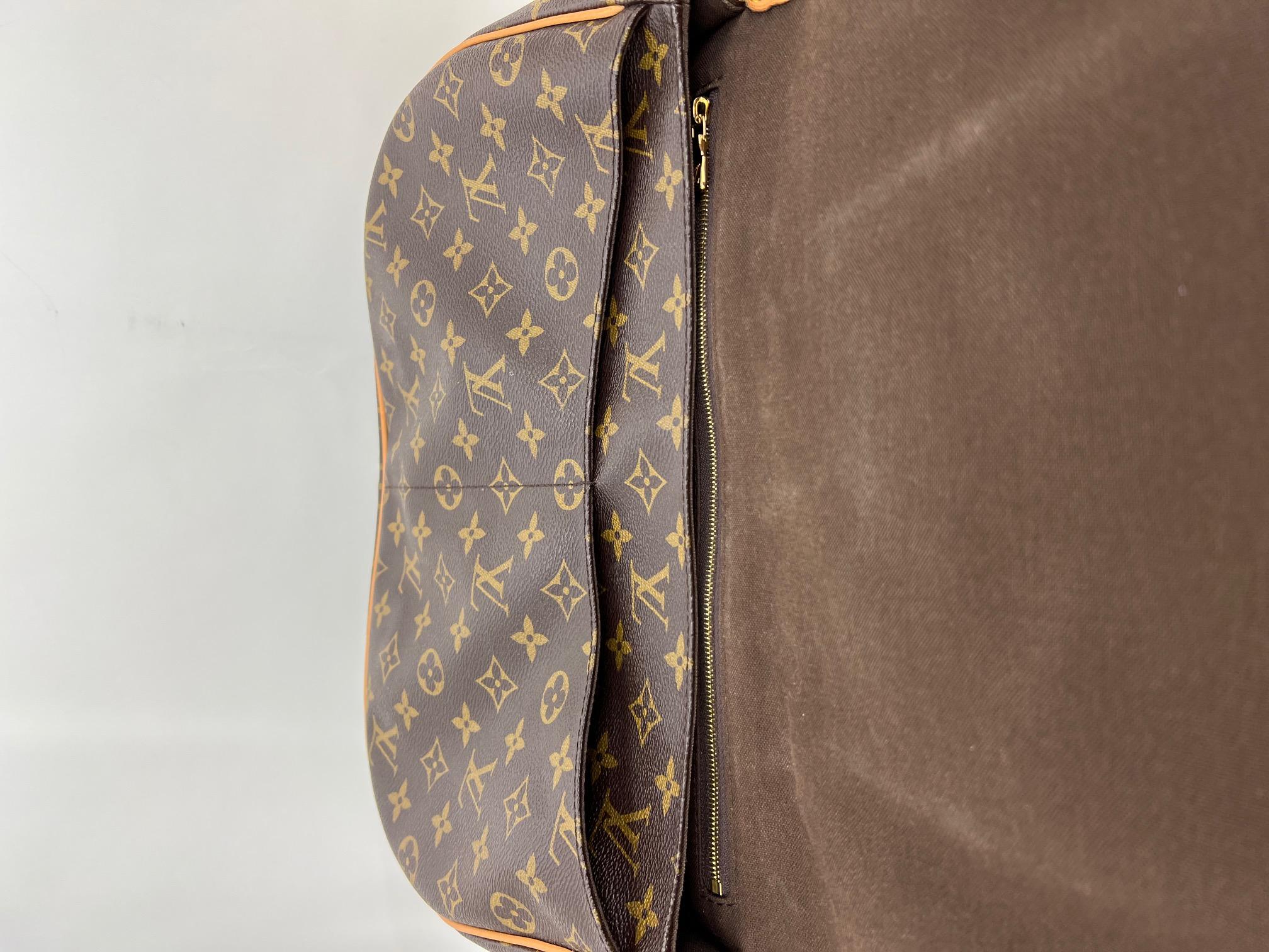 Louis Vuitton Menilmontant MM Monogram Messenger Crossbody Bag  In Good Condition In Freehold, NJ