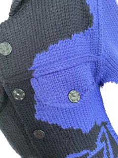 Blaues Kabelstrick-Herrenstrick von Louis Vuitton mit Metallwachsstempel wie Knopfleiste