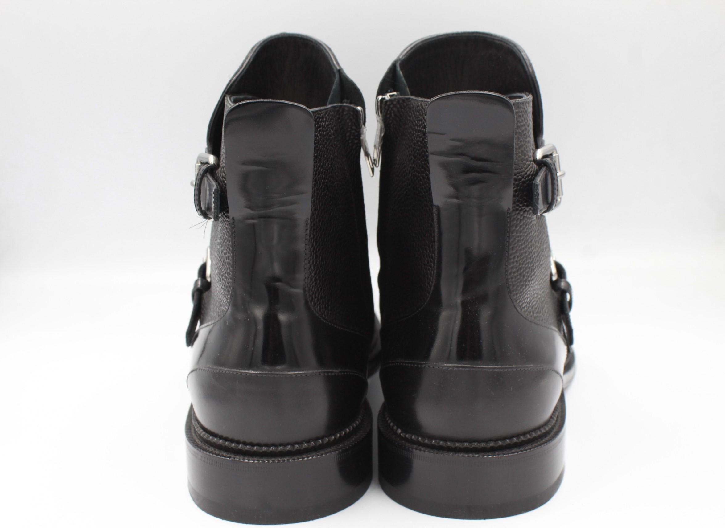 Louis Vuitton men's boots in black leather - size 11.
Really good condition, worn only a few times.
Size 11 ( UK ), 46.5 ( FR )