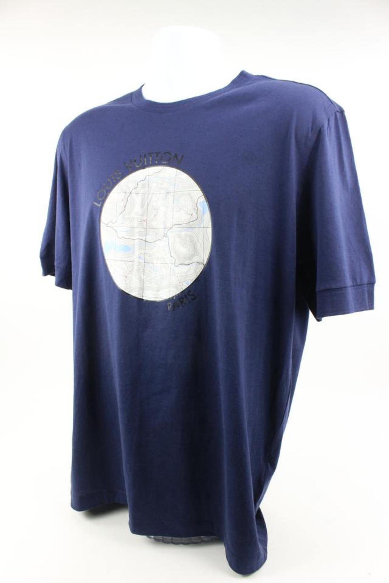 Louis Vuitton Men's Large Navy Paris Topographical Map Globe T-Shirt Tee Sh125lv In Good Condition For Sale In Dix hills, NY