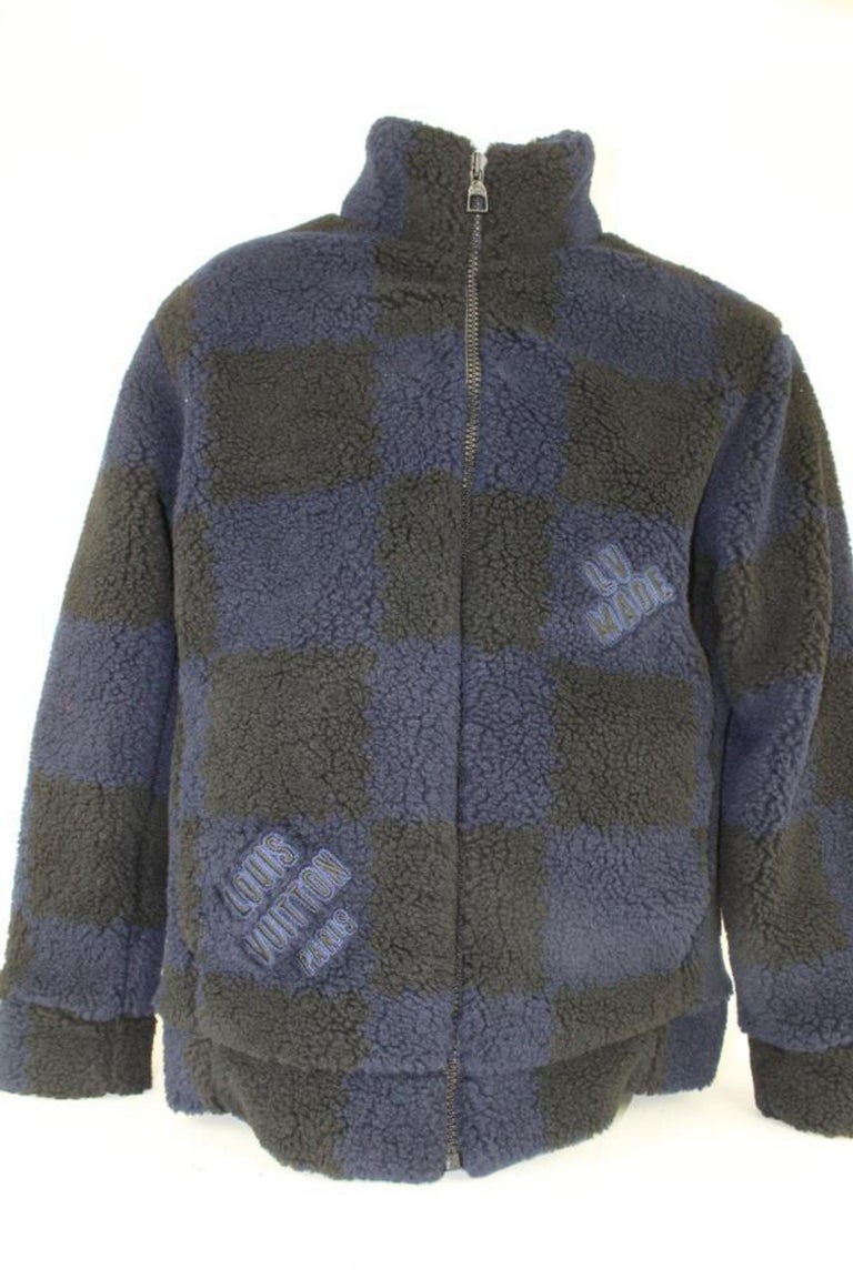 Herren M LV Nigo Marineblaue Jacquared Damier Fleece Jacke mit  Reißverschluss 111 von Louis Vuitton im Angebot bei 1stDibs