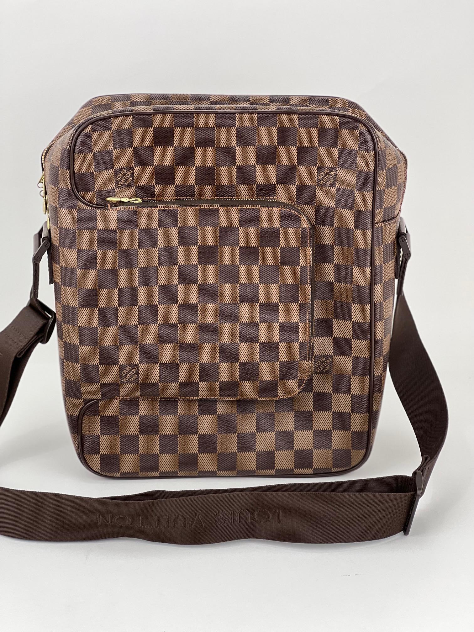 Pre-Owned  100% Authentic
LOUIS VUITTON Olav MM Damier
Ebene Messenger Bag
N41441
RATING: A/B...Very Good, well maintained,
shows minor signs of wear
MATERIAL: damier ebene canvas, leather trim
STRAP: single adjustable canvas strap, excellent