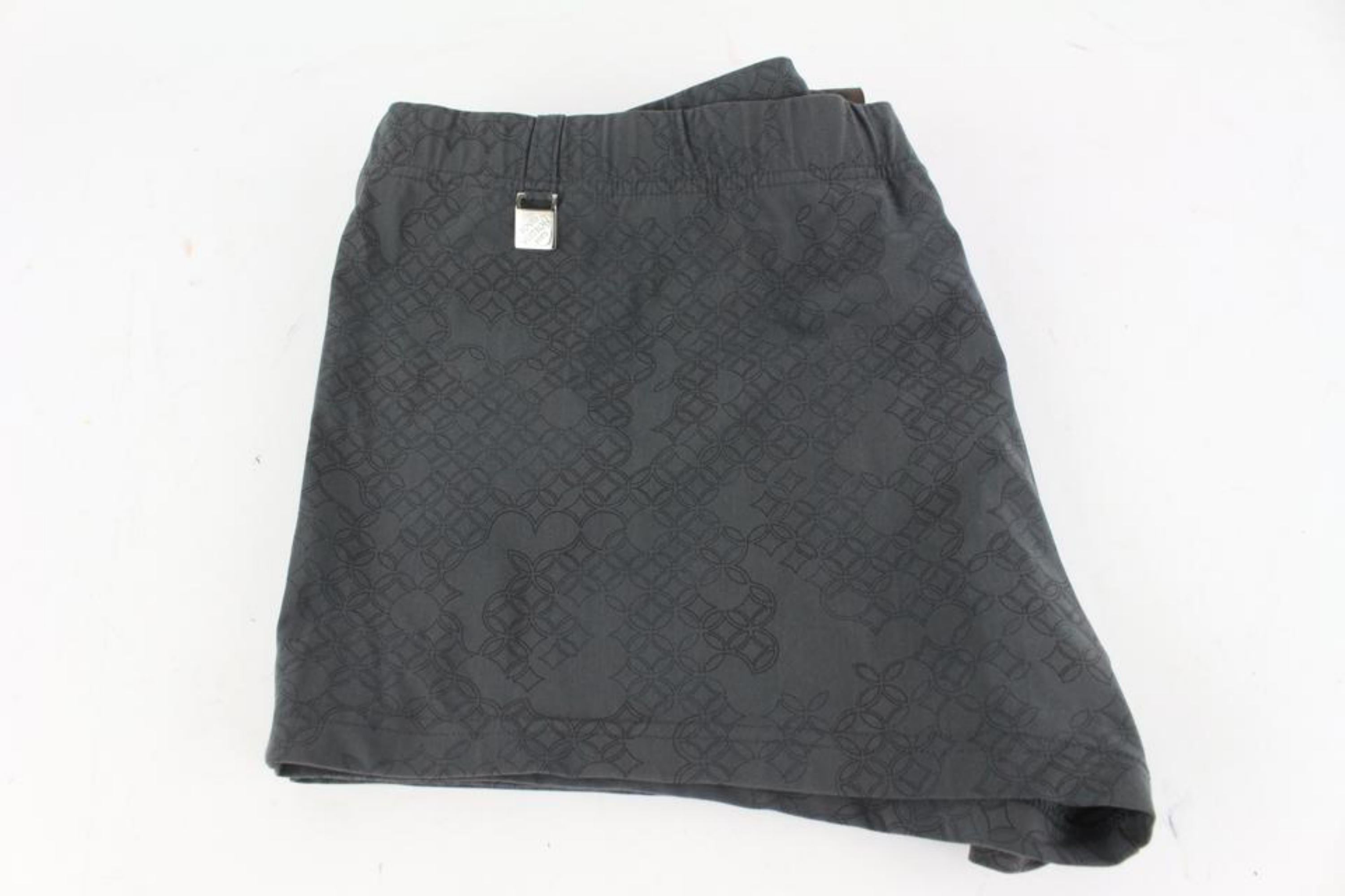 Louis Vuitton Men's XL Monogram Logo Swim Trunk Shorts Bathing Suit lmlv1028 In Excellent Condition For Sale In Dix hills, NY