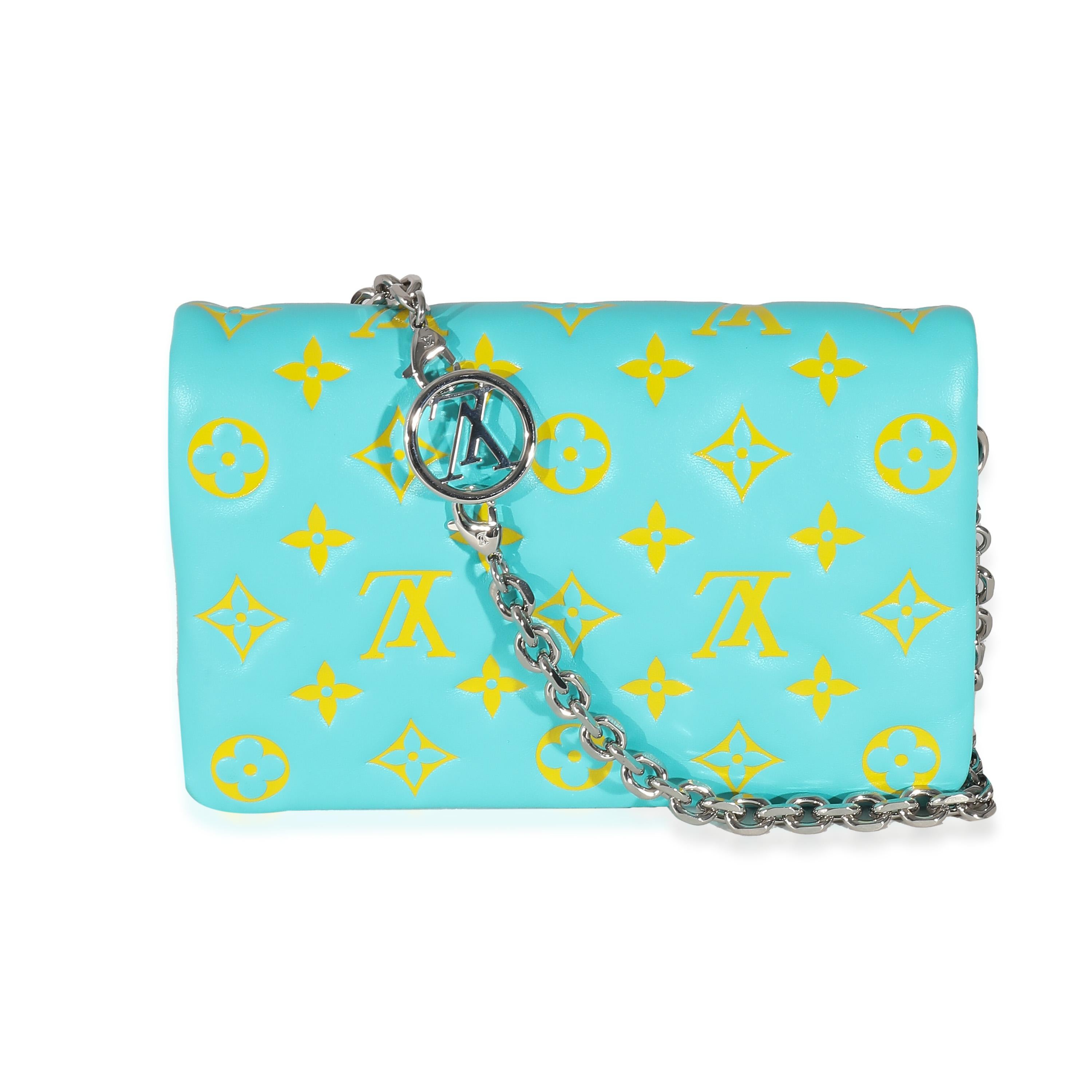 Auflistung Titel: Louis Vuitton Menthe Jaune Monogram Geprägtes Lammfell Pochette Coussin
SKU: 135663
Zustand: Gebraucht 
Handtasche Zustand: Sehr gut
Bemerkungen zum Zustand: Artikel ist in sehr gutem Zustand mit geringen Gebrauchsspuren.