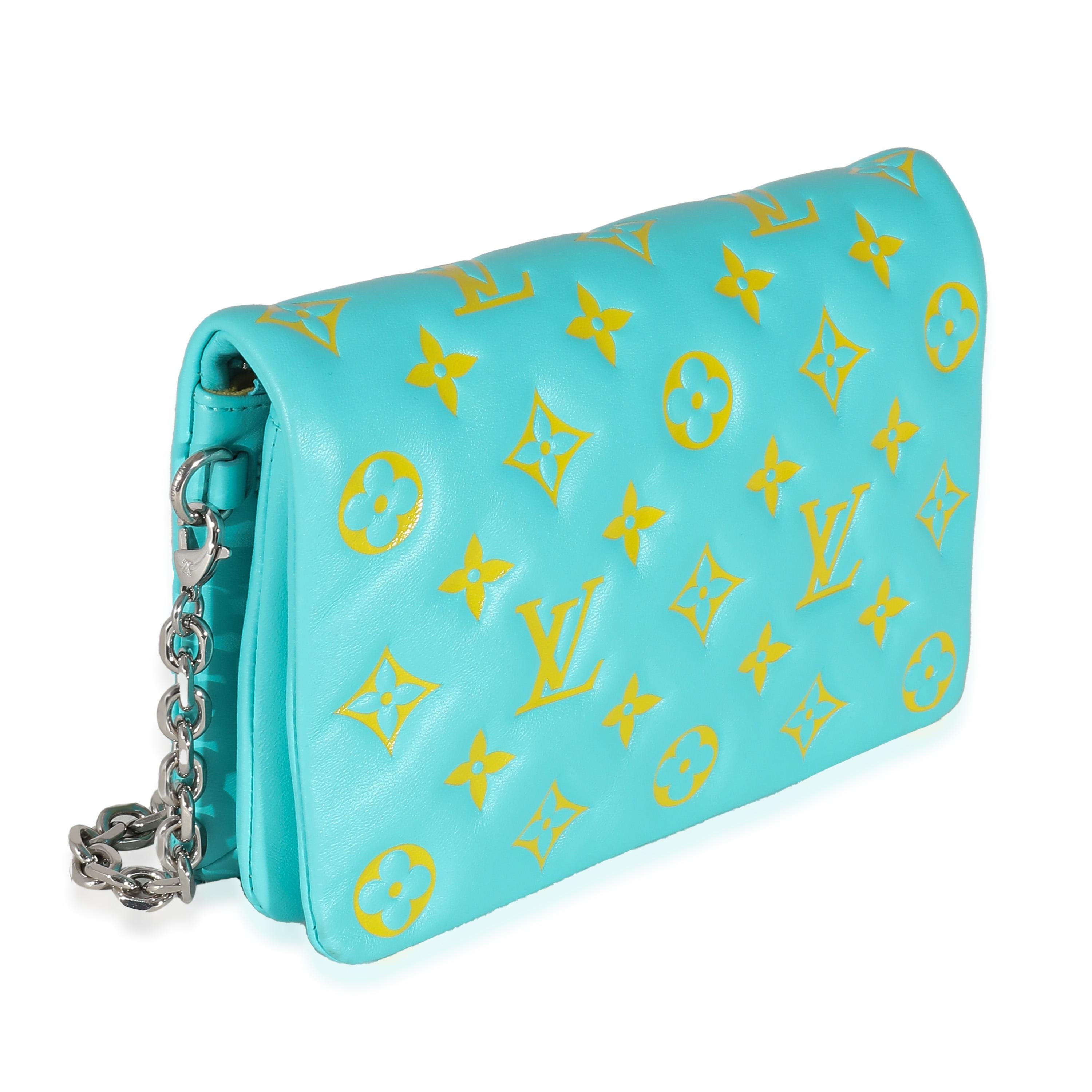 Louis Vuitton Menthe Jaune Monogramm geprägte Lammfell Pochette Coussin mit Monogramm (Blau) im Angebot