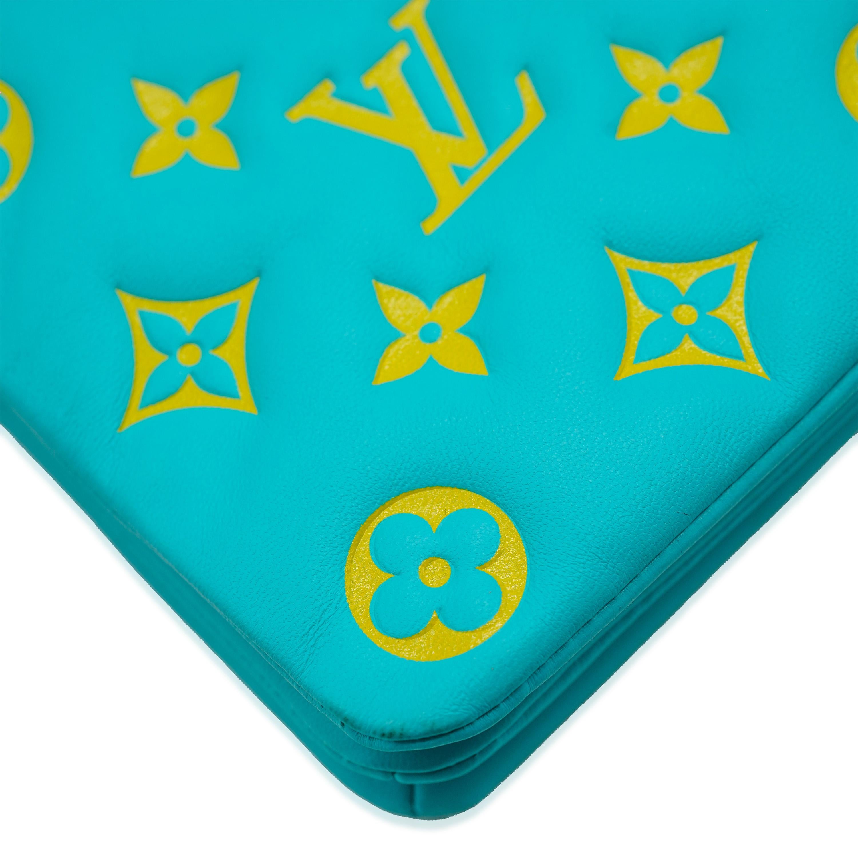 Louis Vuitton Menthe Jaune Monogramm geprägte Lammfell Pochette Coussin mit Monogramm im Zustand „Hervorragend“ im Angebot in New York, NY