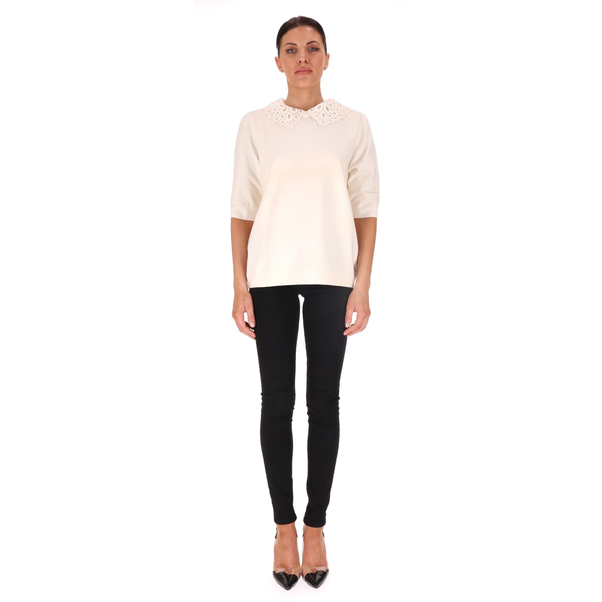 Louis Vuitton Merino Wool Jumper With Broderie Anglaise Collar

Ivory jumper crafted from merino wool and adorned with a white broderie anglaise collar.

Featuring elbow length sleeves and crew neckline.

Rrp Approx. £1,000

Size – XL

Condition –
