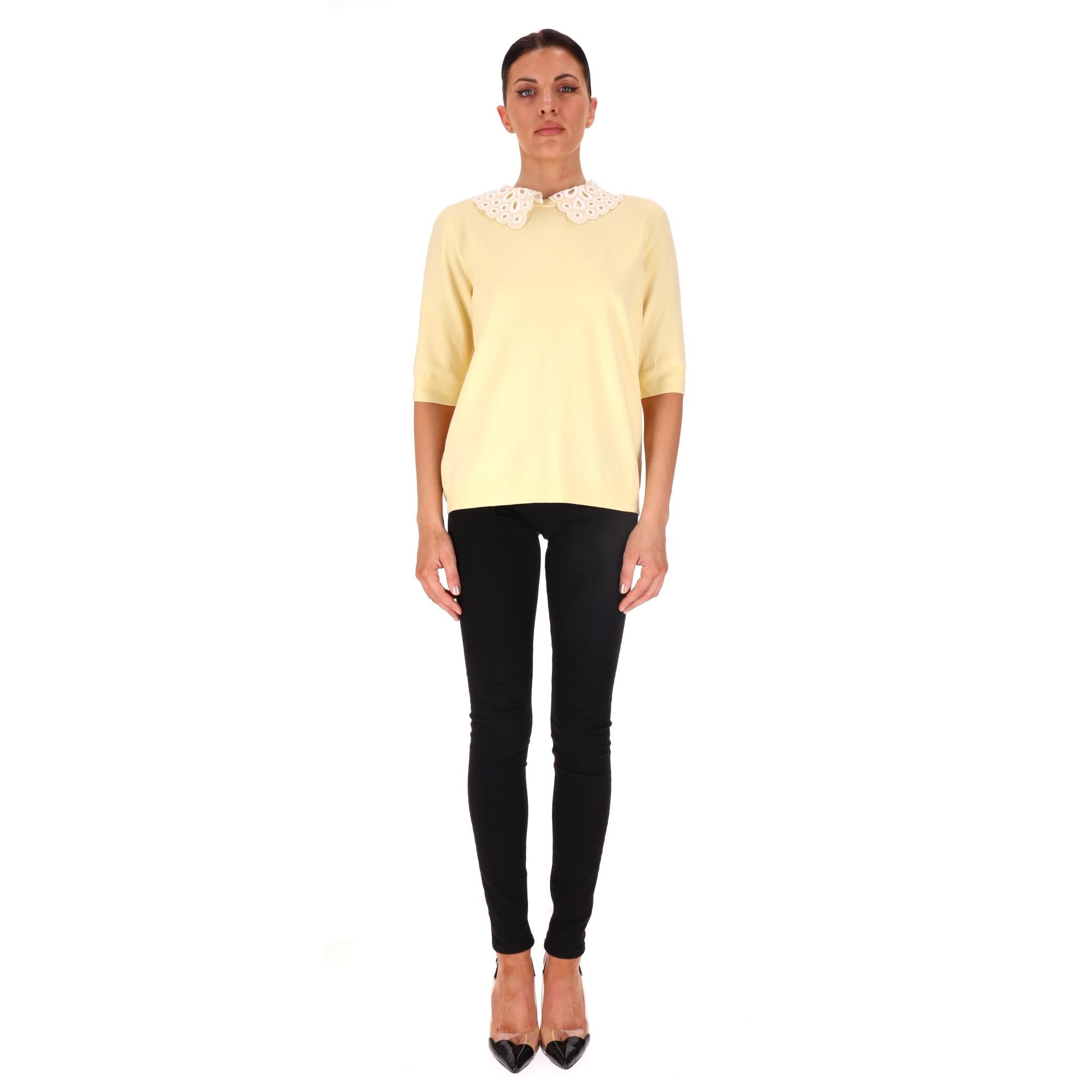 Louis Vuitton Merino Wool Jumper With Broderie Anglaise Collar

Light yellow jumper crafted from merino wool and adorned with a white broderie anglaise collar.

Featuring elbow length sleeves and crew neckline.

Rrp Approx. £1,000

Size –