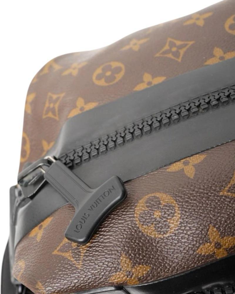 Louis Vuitton Messenger Impermeabile Monogram Nero in vendita 5