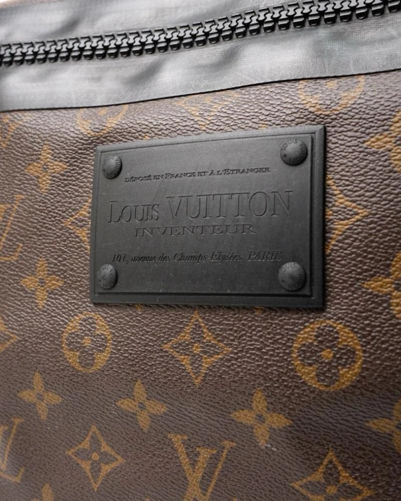 Louis Vuitton Messenger Impermeabile Monogram Nero in vendita 6