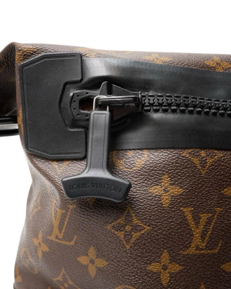 Louis Vuitton Messenger Impermeabile Monogram Nero in vendita 7