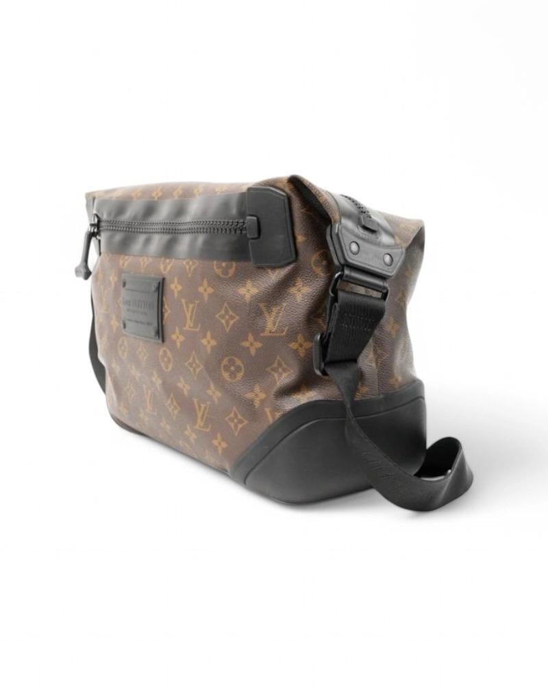 Black Louis Vuitton Messenger Impermeabile Monogram Nero in vendita